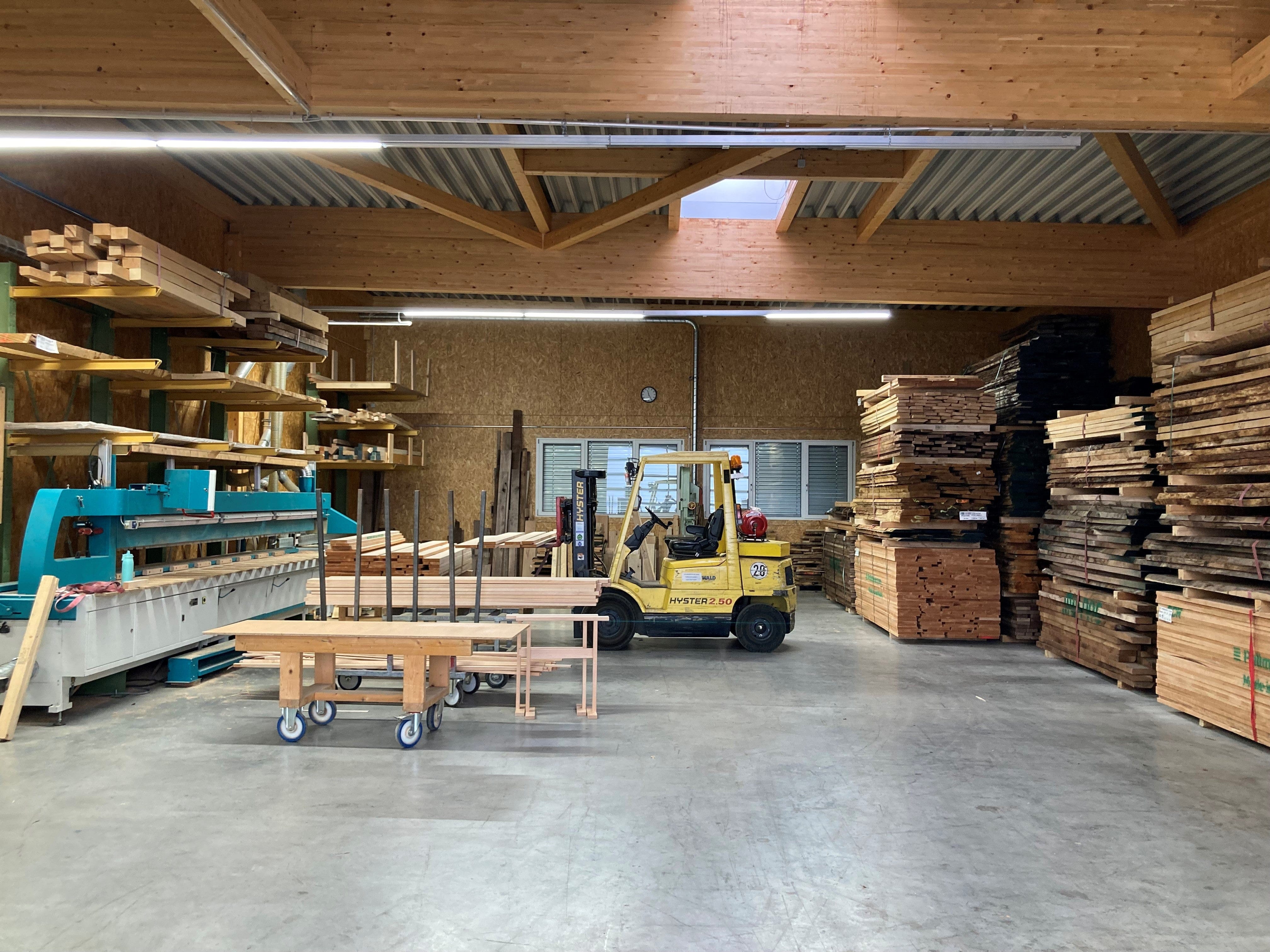 Das Lager und der Zuschnitt von Massivholz nach Maß