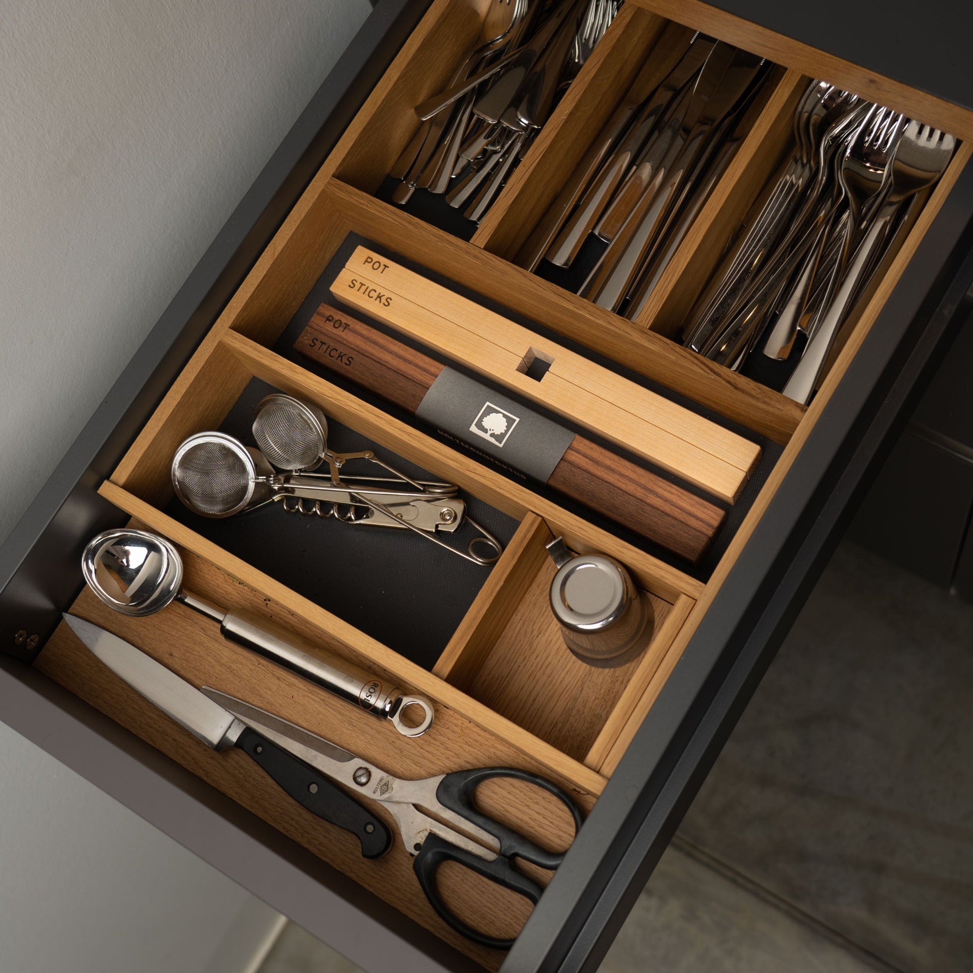 Klappbarer Untersetzer aus edlem Holz von der Holzmanufaktur dem Hersteller von natürlichen Holzmöbeln und Holzprodukten