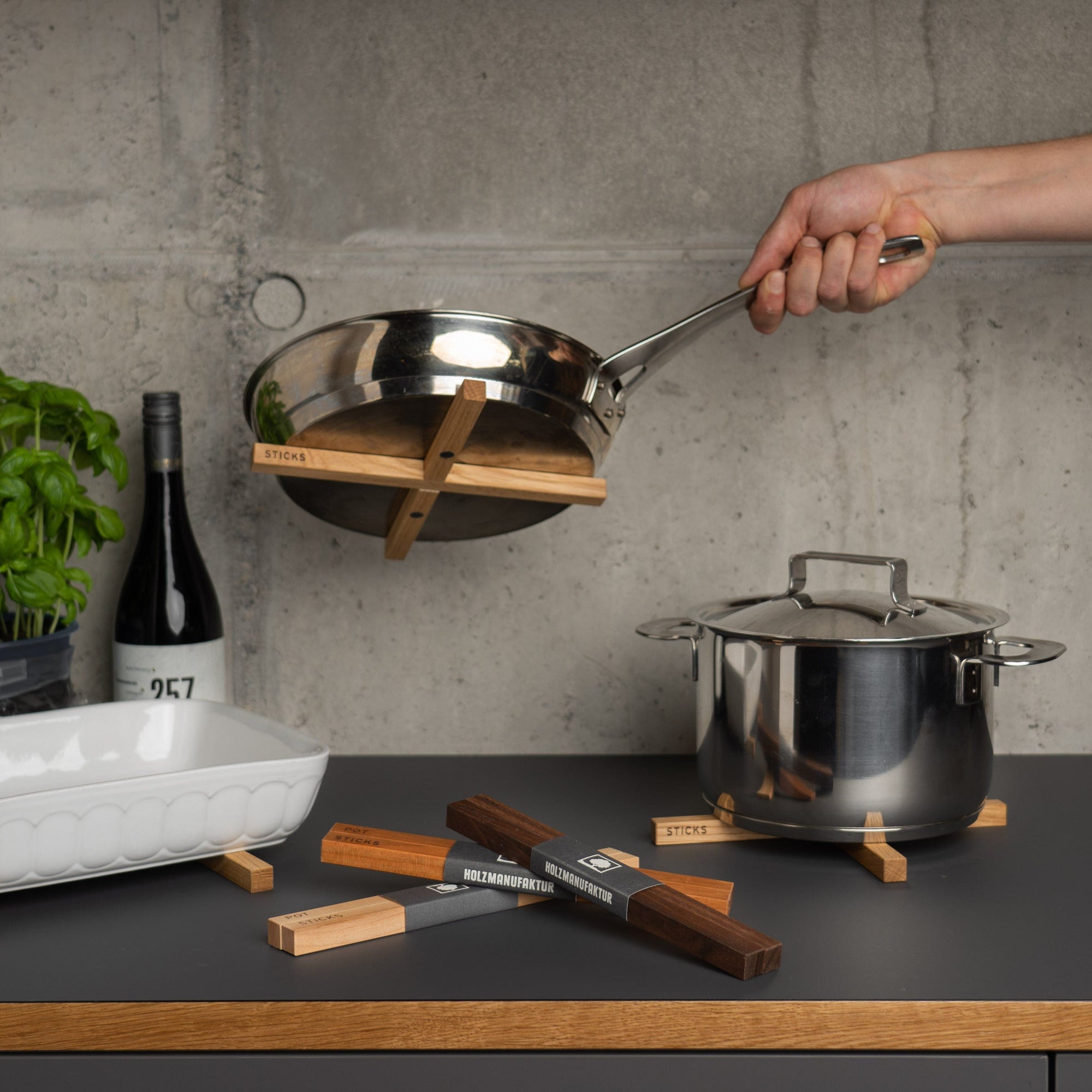 Klappbarer Topfuntersetzer aus Holz von der Holzmanufaktur dem Hersteller von natürlichen Holzmöbeln und Holzprodukten