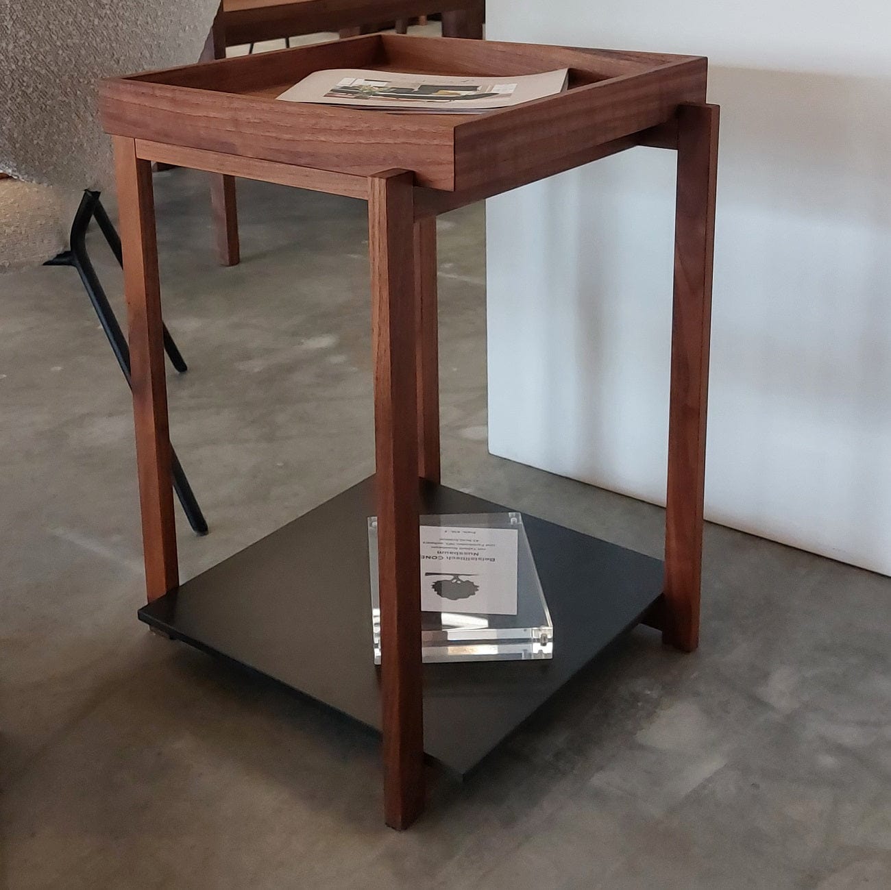 Beistelltisch CONE aus Nussbaum im Massivholzmöbel Sale