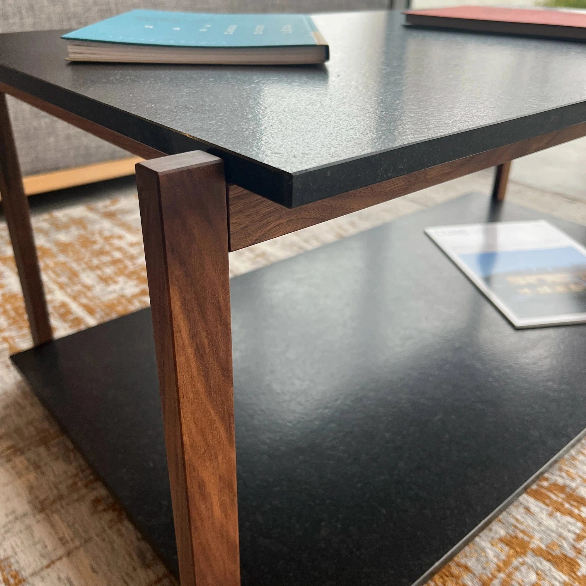 Holzmanufaktur Beistelltisch CONE Couchtisch, Nussbaum & Granit