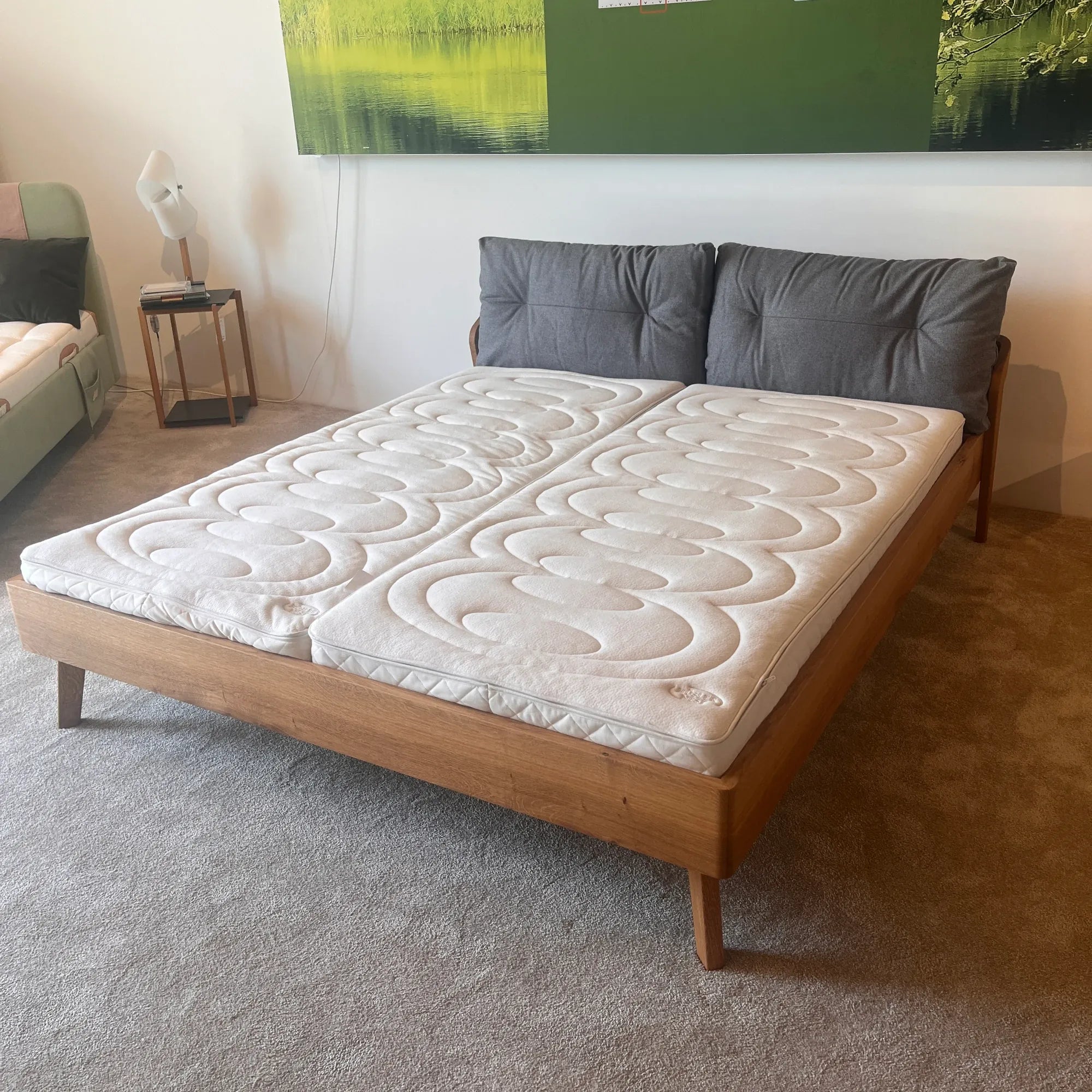 Holzmanufaktur AINO Bett XL Wildeiche gebürstet 180 x 200cm - Polsterkissen grau Bett AINO XL Wildeiche gebürstet 180 x 200cm - Polsterkissen grau