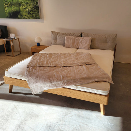 Holzmanufaktur AINO Massivholzbett, Wildeiche 180x200 cm (Ausstellungsstück) AINO Massivholzbett Wildeiche 180 x 200 cm