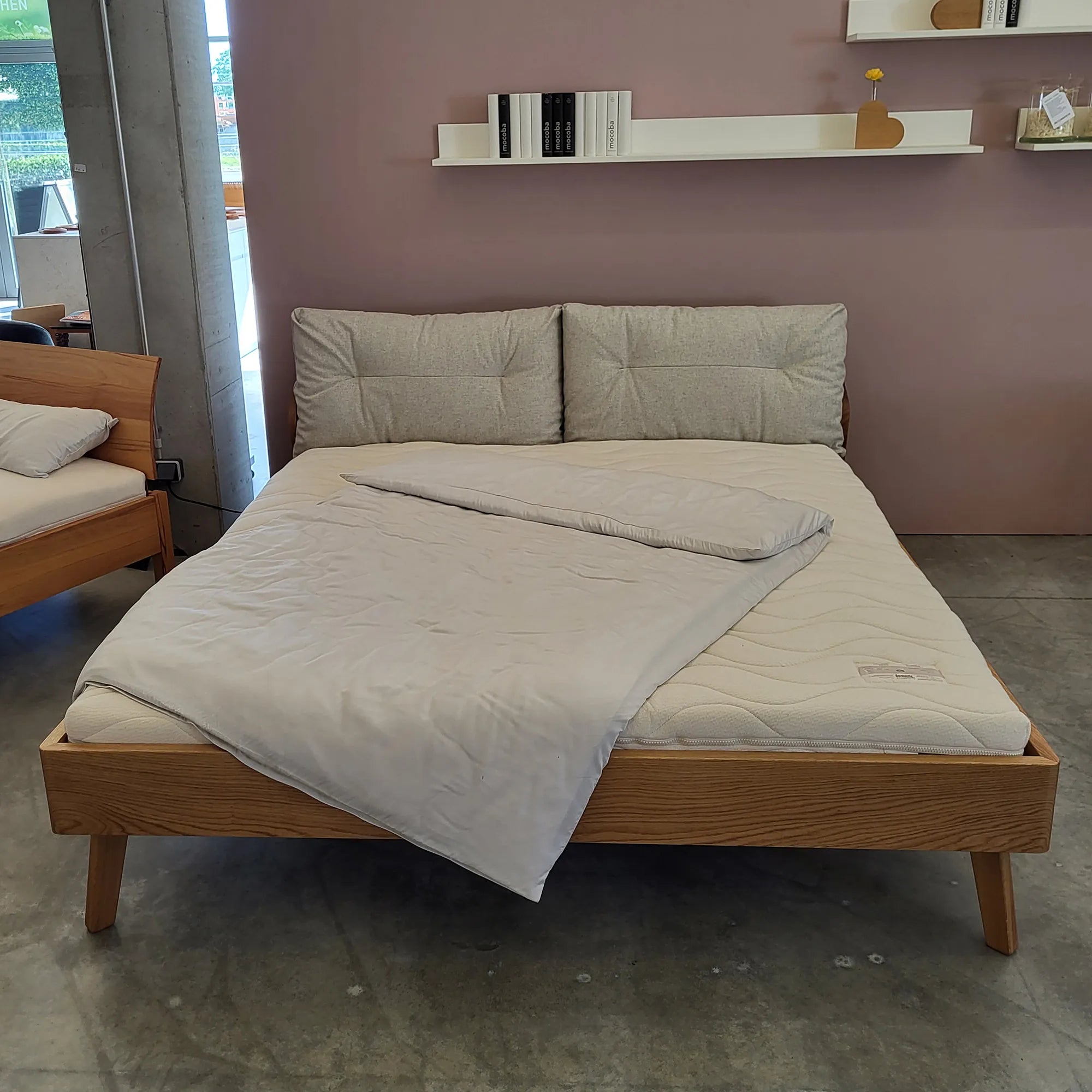 Holzmanufaktur AINO XL Bett - Eiche 180 x 200cm - Polsterkissen creme Bett AINO XL - Eiche 180 x 200cm - Polsterkissen creme