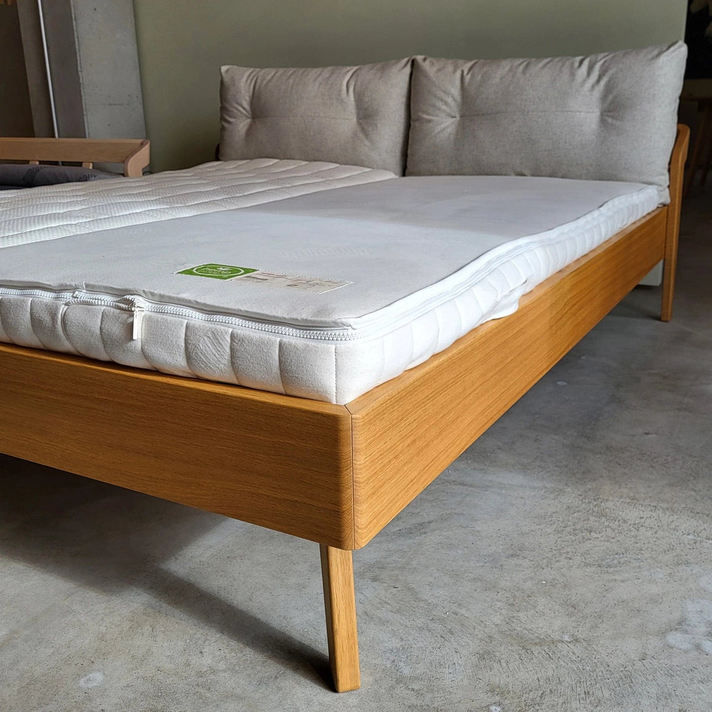 Holzmanufaktur Bett AINO XL Massivholzbett Eiche 180 x 200 cm, Kissen creme