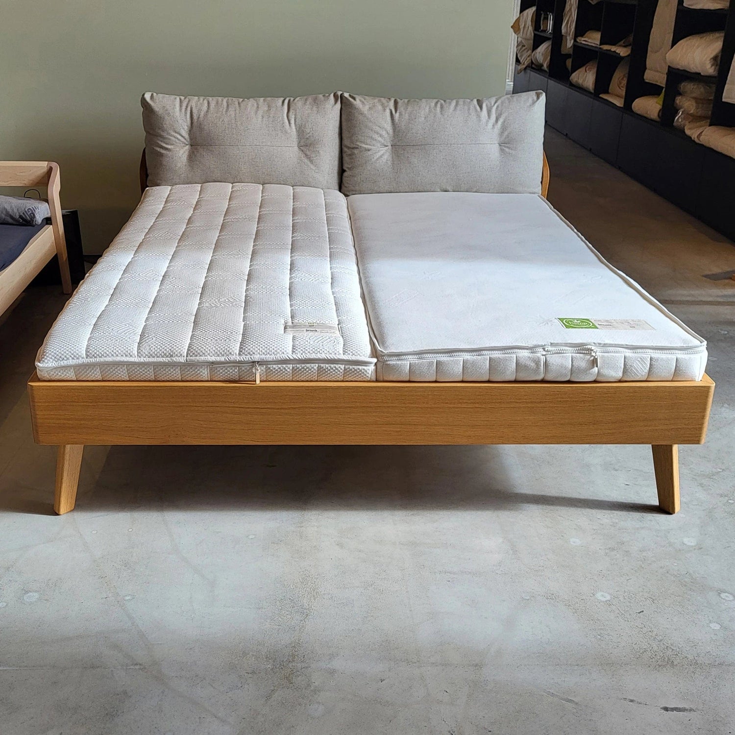 Bett AINO XL Ausstellungsstück im Abverkauf: Eines unserer  massiven Betten 180x200 aus Eiche, Kissen creme