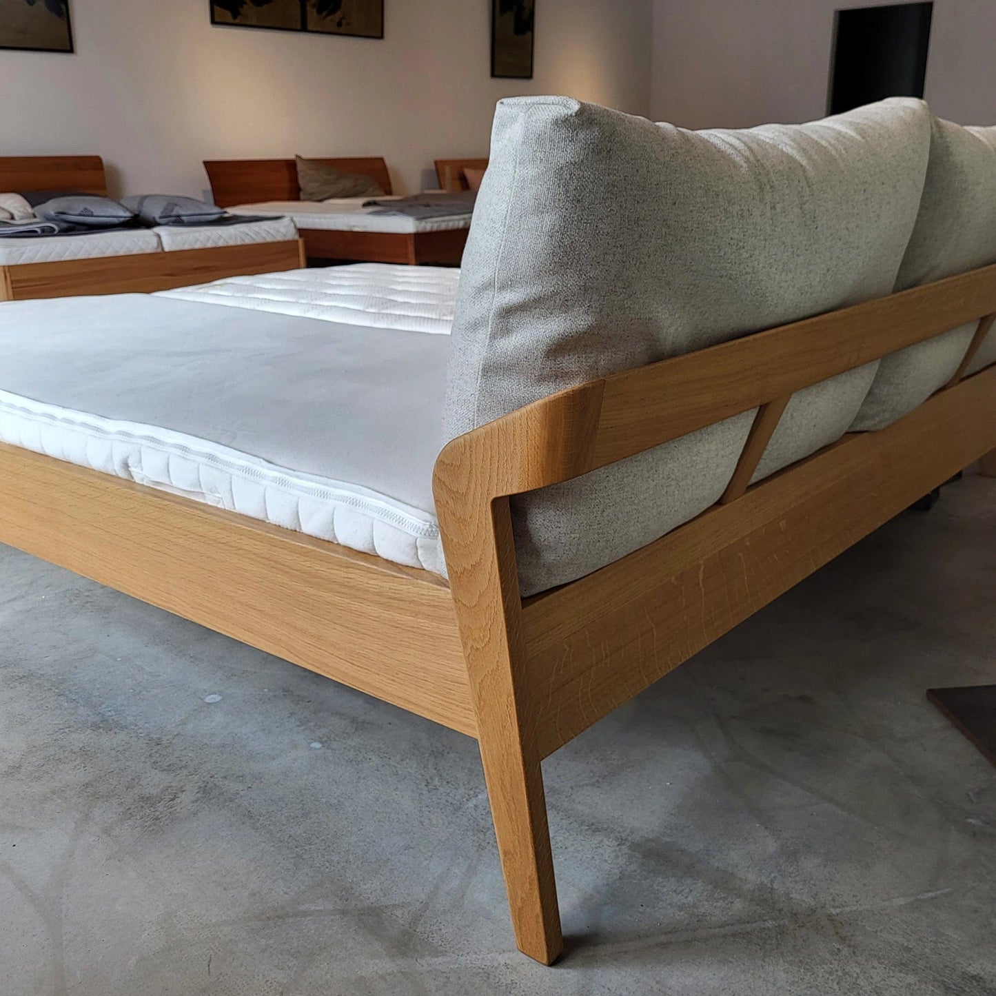 Holzmanufaktur Bett AINO XL Massivholzbett Eiche 180 x 200 cm, Kissen creme