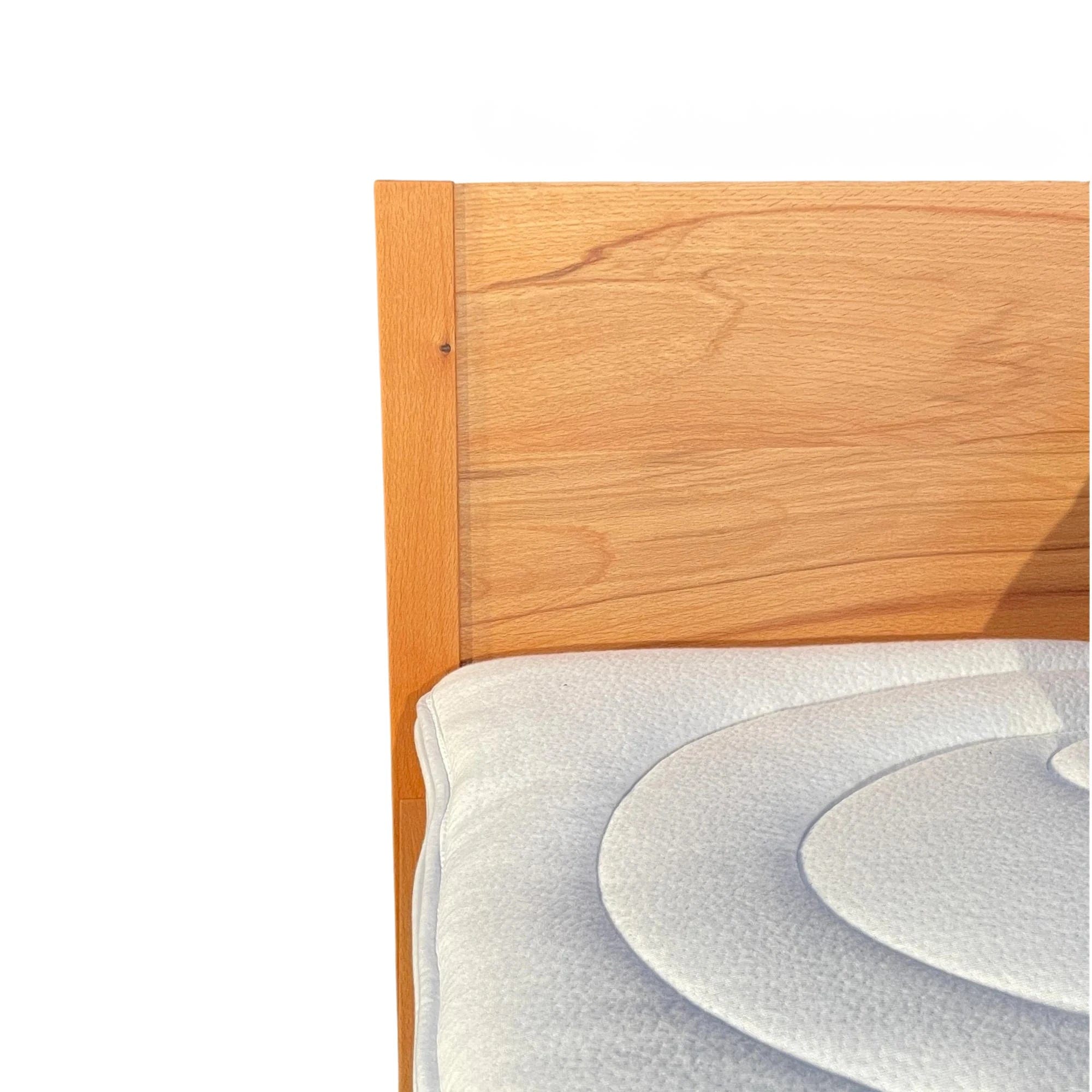 Kopteil-Detail vom Bett AXEL in Kernbuche