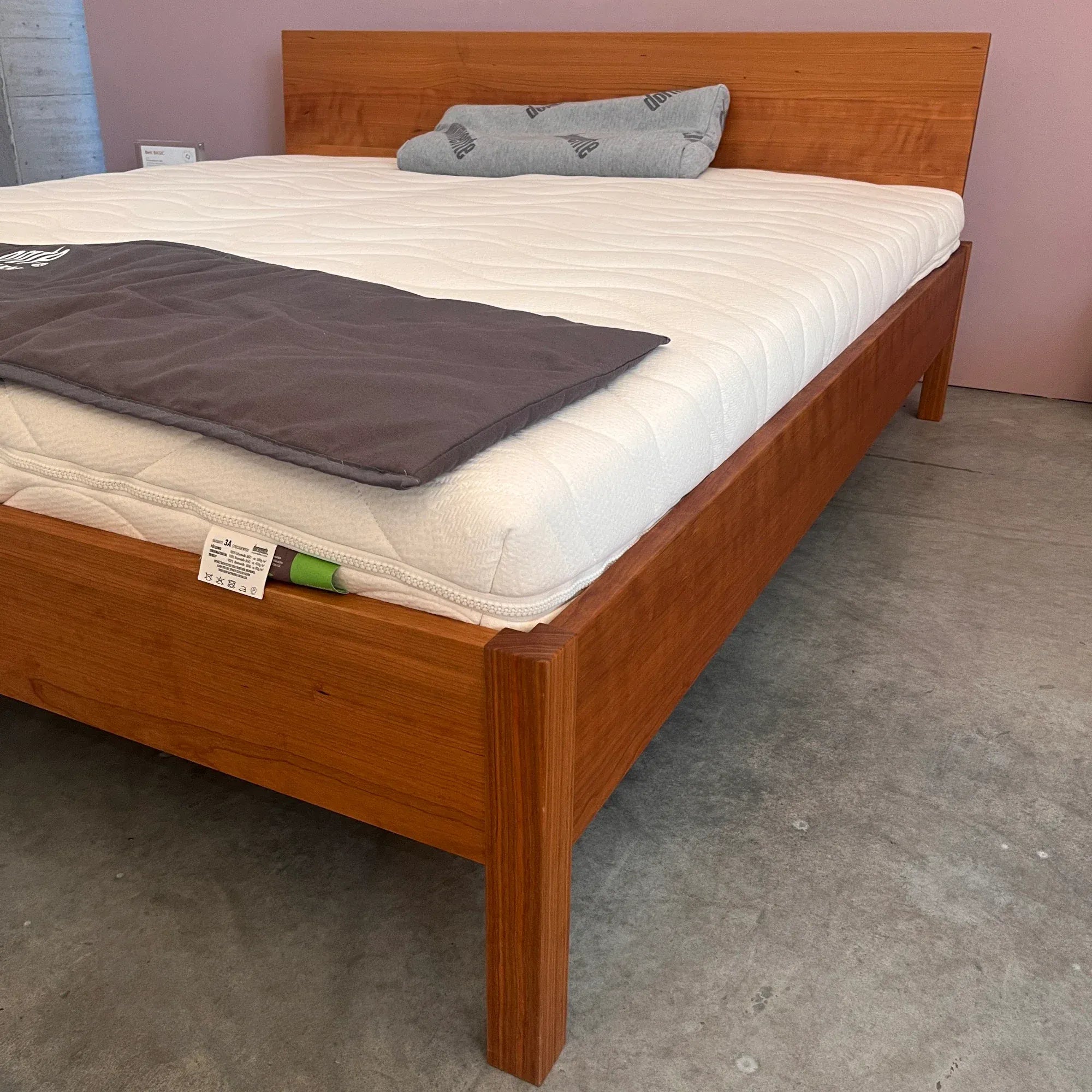 Holzmanufaktur BASIC LINE Massivholzbett Kirschbaum 180 x 200 cm Kernbuche