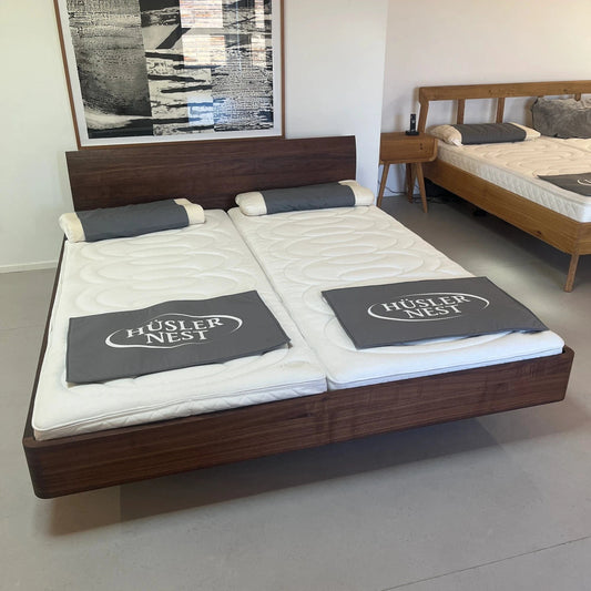 Holzmanufaktur Bett Bett COM:CI Nussbaum 180x200 cm mit Rückenlehne (Ausstellungsstück)