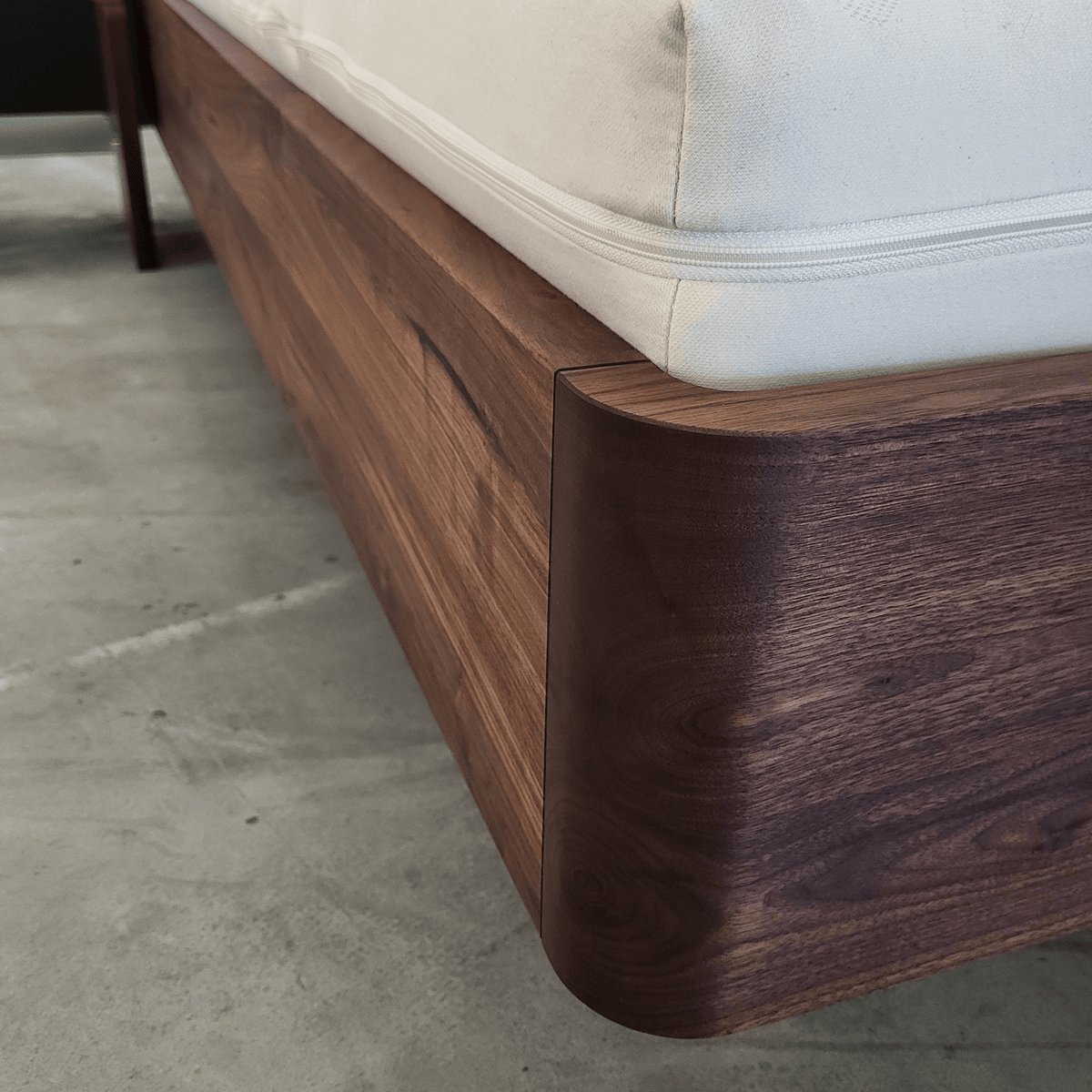 Holzmanufaktur Bett COM:CI XL mit Holzkufen und Rückenlehne Wildnuss 180 x 200 cm Bett COM:CI XL mit Holzkufen und Rückenlehne Wildnuss 180 x 200 cm