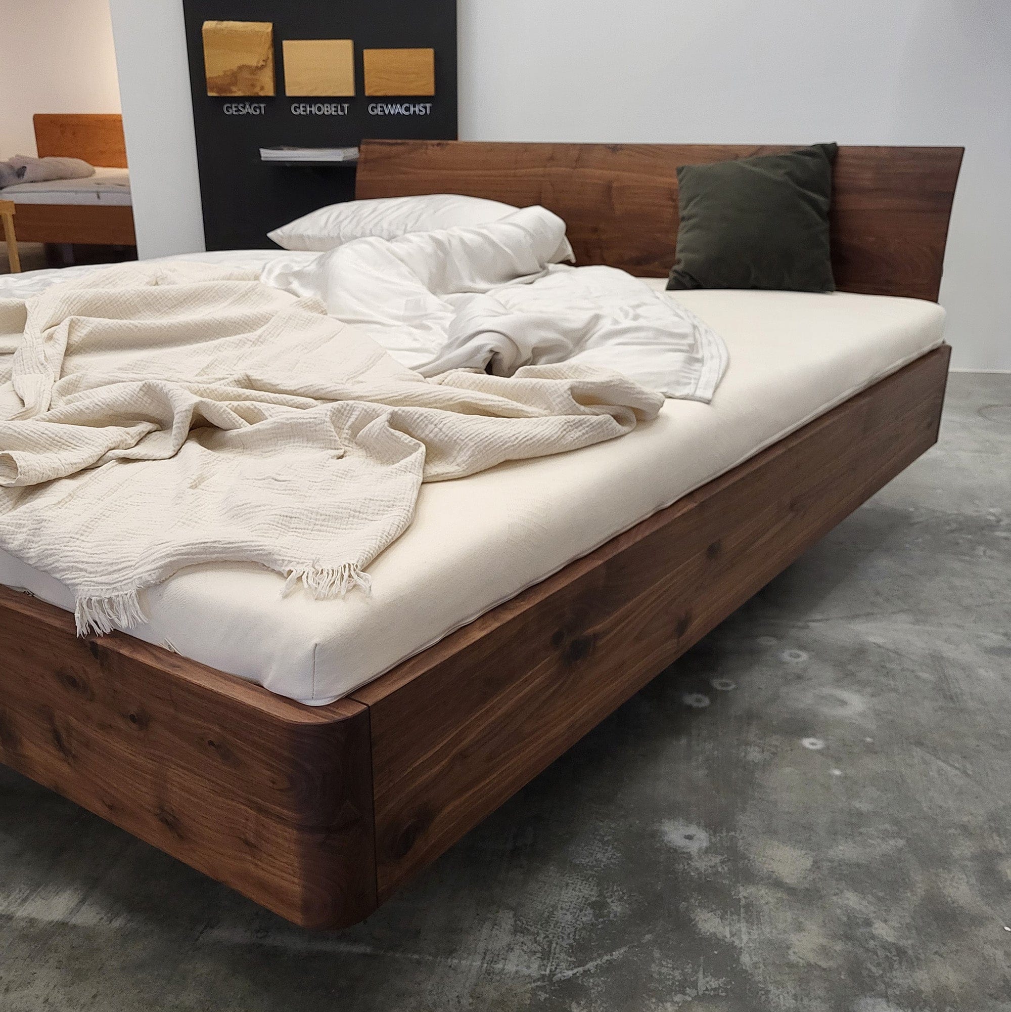 Holzmanufaktur Bett COM:CI XL mit Holzkufen Wildnuss 180 x 200cm (Lehne: Standard) Bett COM:CI XL mit Holzkufen Wildnuss 180 x 200cm (Lehne: Standard)