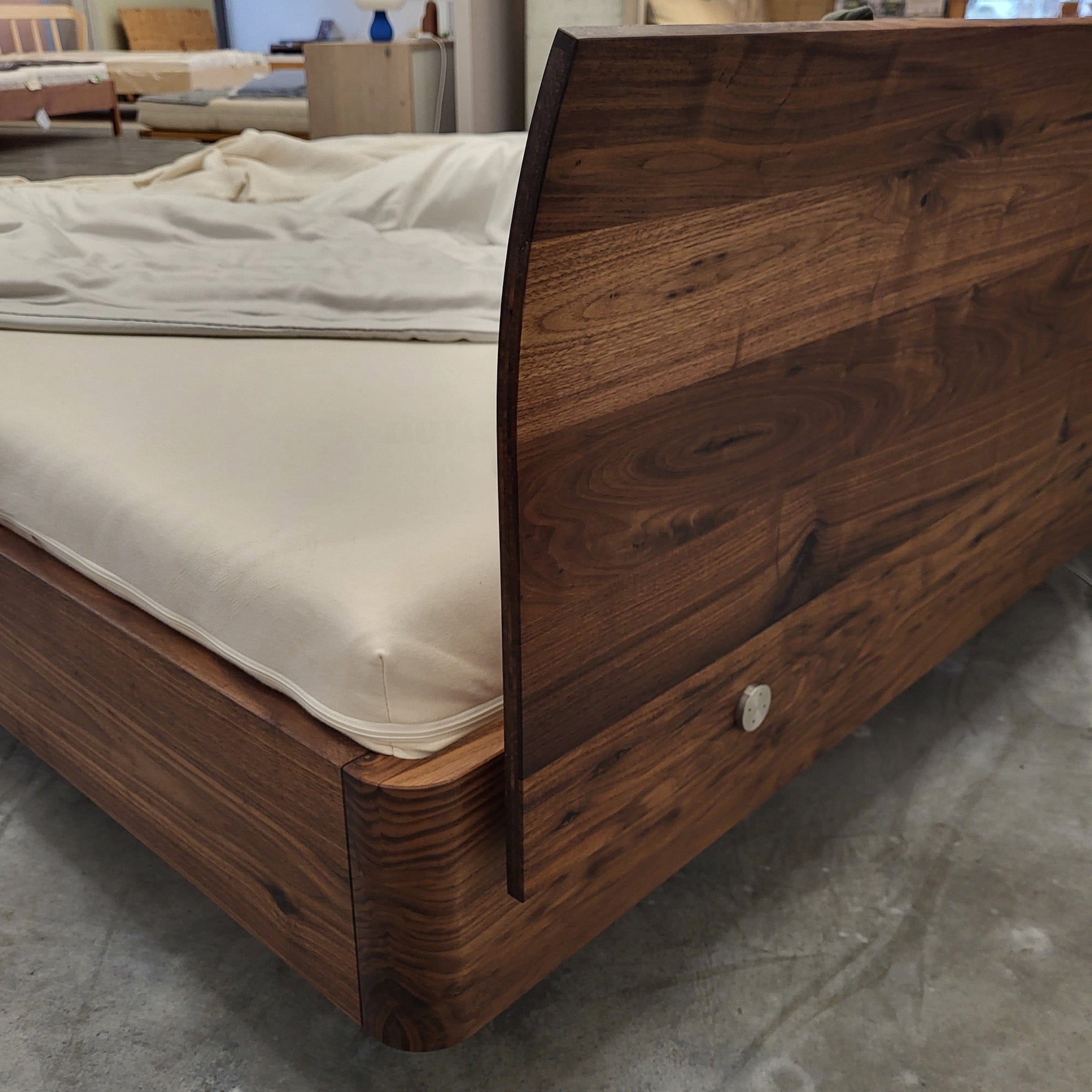 Holzmanufaktur Bett COM:CI XL mit Holzkufen Wildnuss 180 x 200cm (Lehne: Standard) Bett COM:CI XL mit Holzkufen Wildnuss 180 x 200cm (Lehne: Standard)