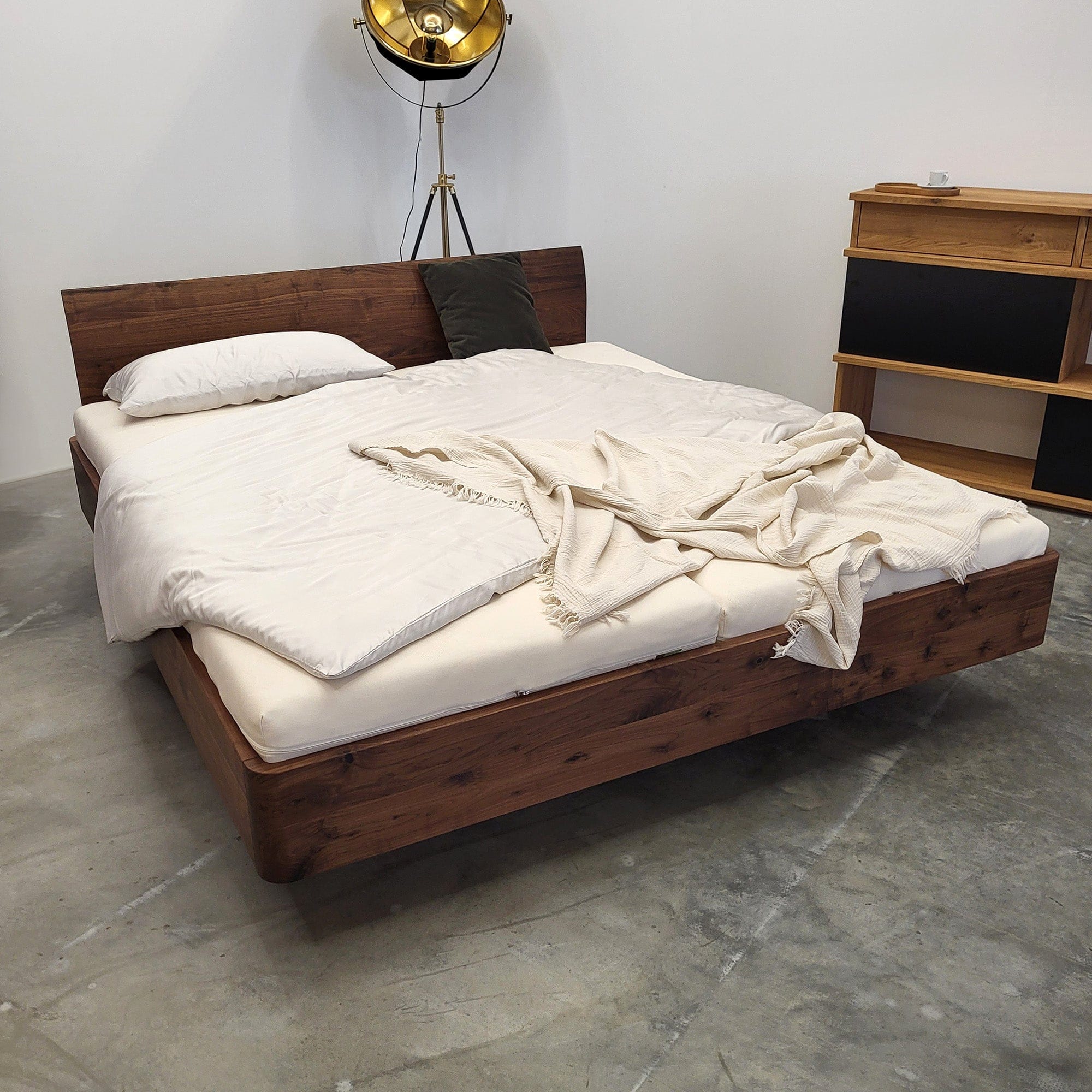 Holzmanufaktur Bett COM:CI XL mit Holzkufen Wildnuss 180 x 200cm (Lehne: Standard) Bett COM:CI XL mit Holzkufen Wildnuss 180 x 200cm (Lehne: Standard)