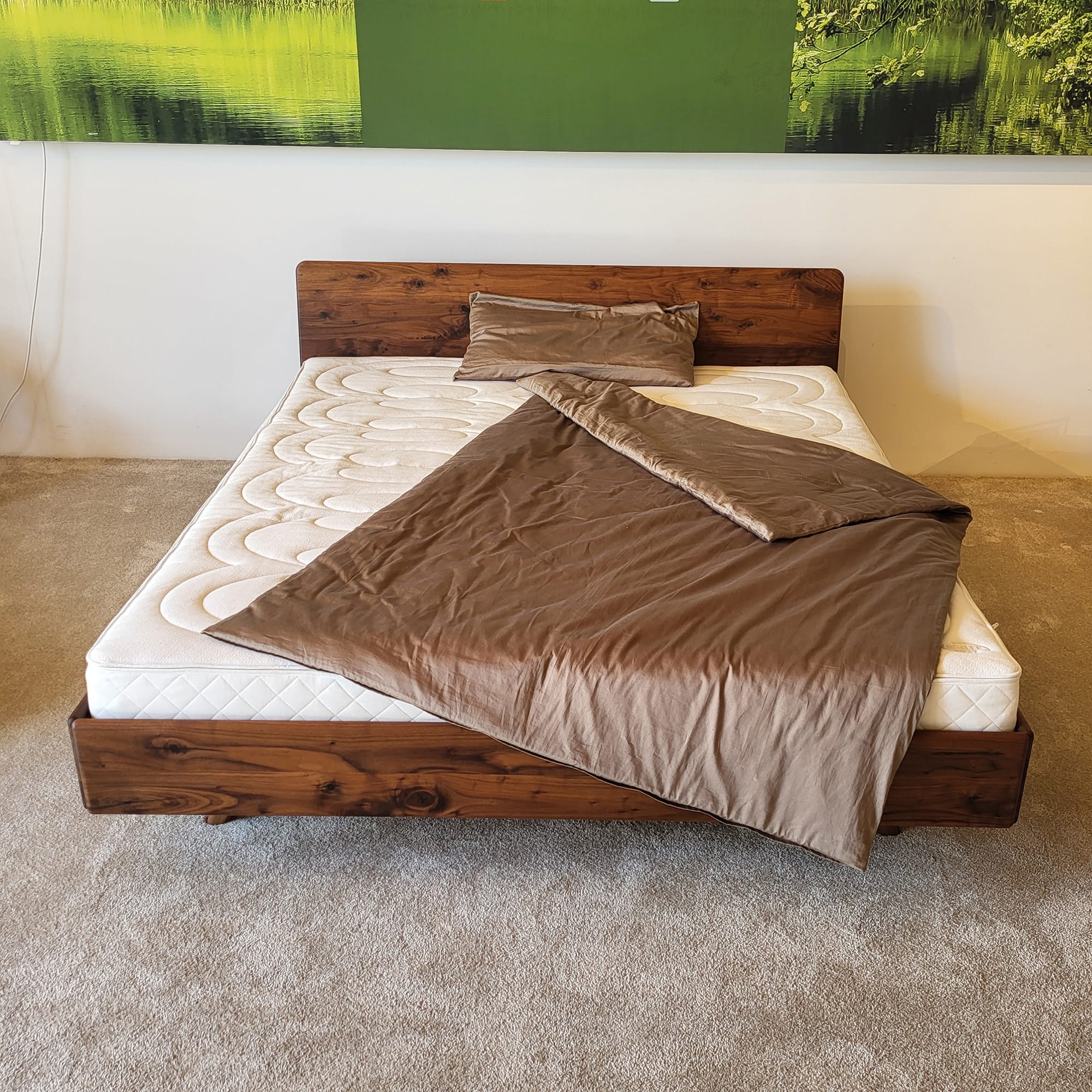 Holzmanufaktur Bett DONNA 180 x 200 cm (Ausstellungsstück) Bett DONNA mit Rückenlehne 02 Wildnuss 180 x 200 cm (Ausstellungsstück)
