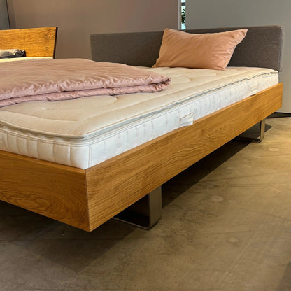 Holzmanufaktur Bett Bett STEP-G Eiche 180x200 cm Edelstahlkufen und Polsterlehne