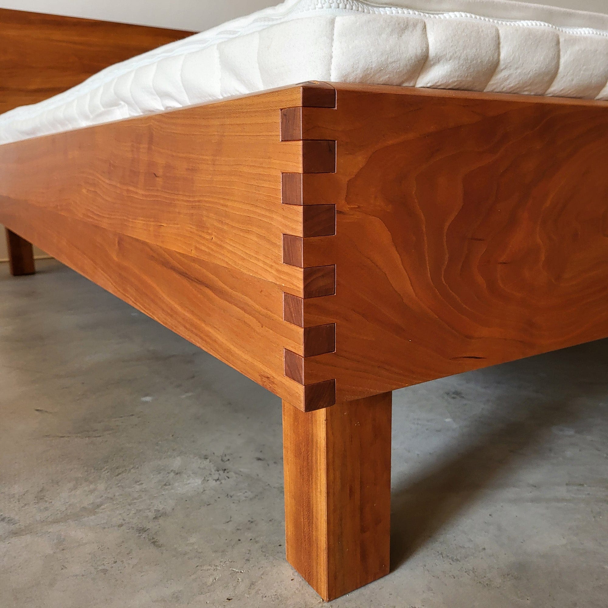 Holzmanufaktur Bett STEP-X XL mit Beinen Kirschbaum 180 x 200 cm Bett STEP-X XL mit gebogener Lehne H= 45 cm,