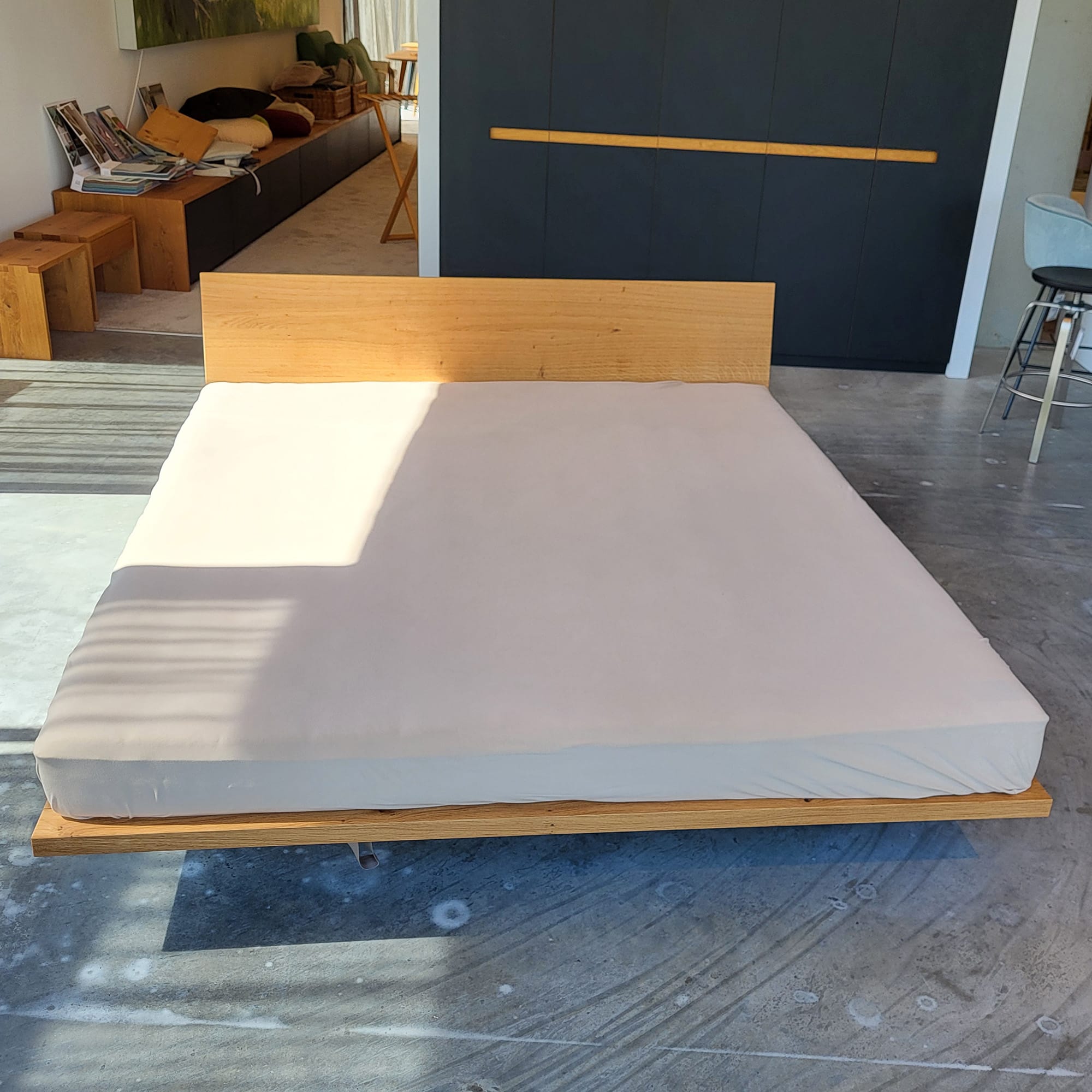 Holzmanufaktur Bett SWING Light Wildeiche 180 x 200 cm (Ausstellungsstück) Bett SWING Light Wildeiche 180 x 200 cm