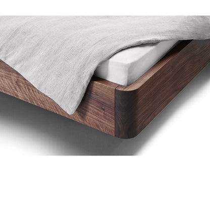Hochwertiges Bett aus Nussbaum Vollholz mit biologischer Oberfläche