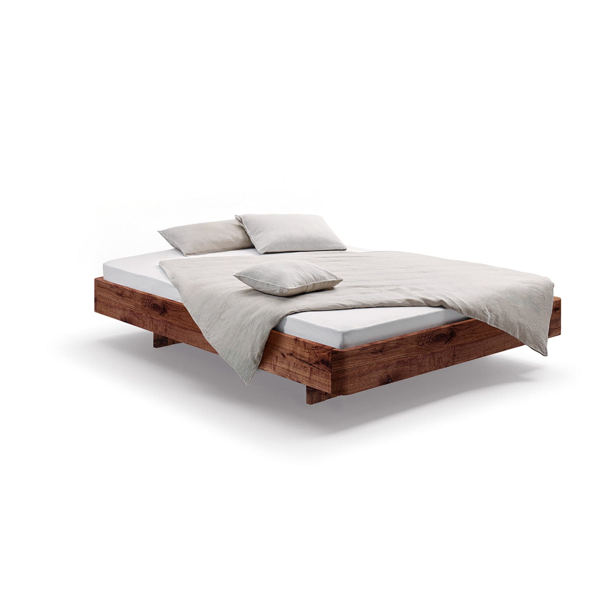 Niedriges Massivholzbett ohne Kopfteil