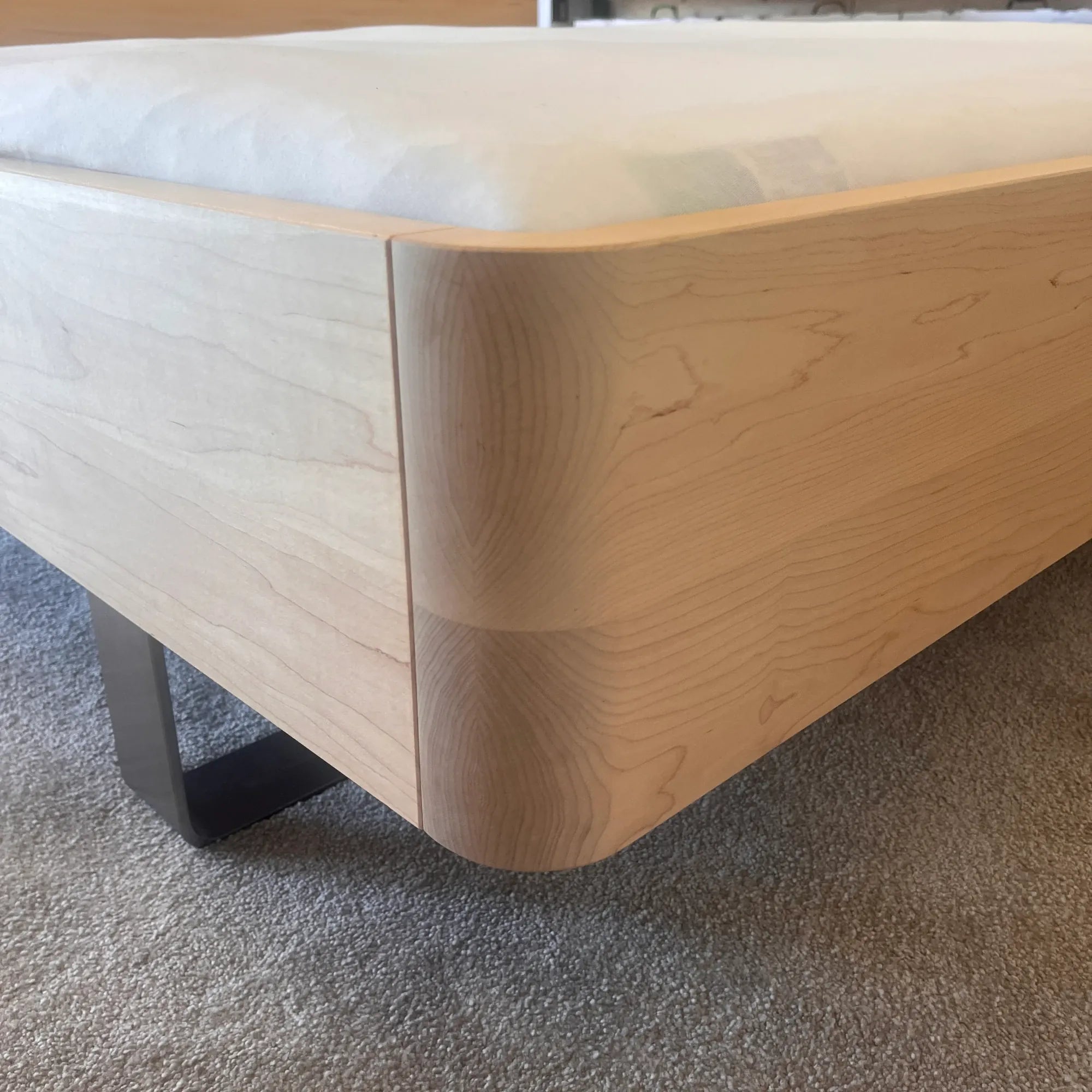 Holzmanufaktur COM:CI XL Bett mit Edelstahlkufen und Rückenlehne - Ahorn - 200x200cm COM:CI XL Bett mit Edelstahlkufen und Rückenlehne - Ahorn - 200x200cm