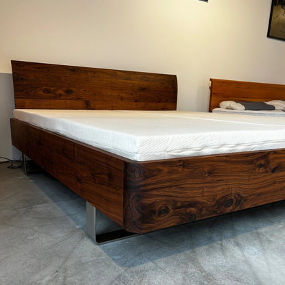 Holzmanufaktur Bett COM:CI XL Bett Wildnuss 180x200 cm mit Edelstahlkufen