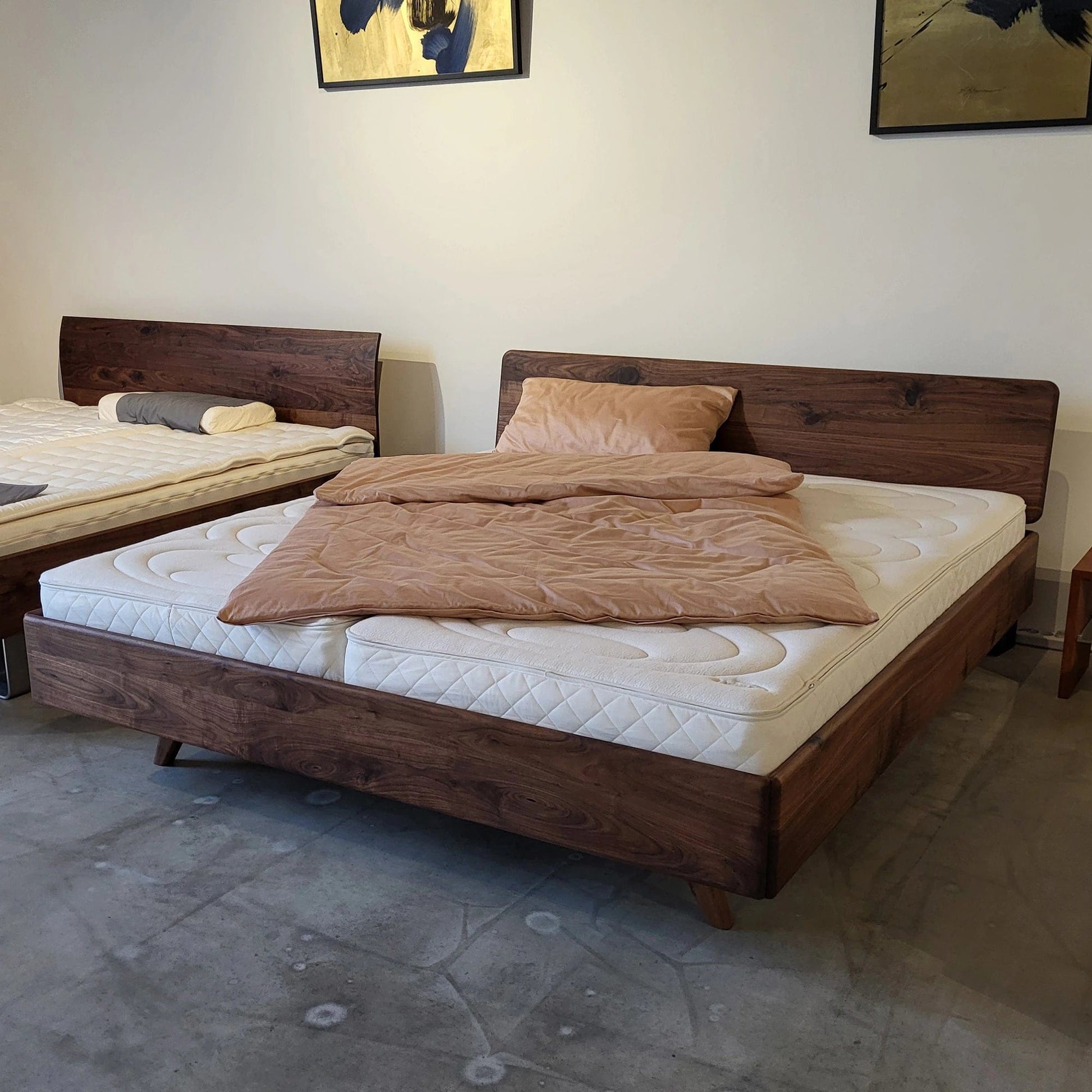 Holzmanufaktur Bett DONNA Massivholzbett 180 x 200 cm Wildnuss mit Rückenlehne 02