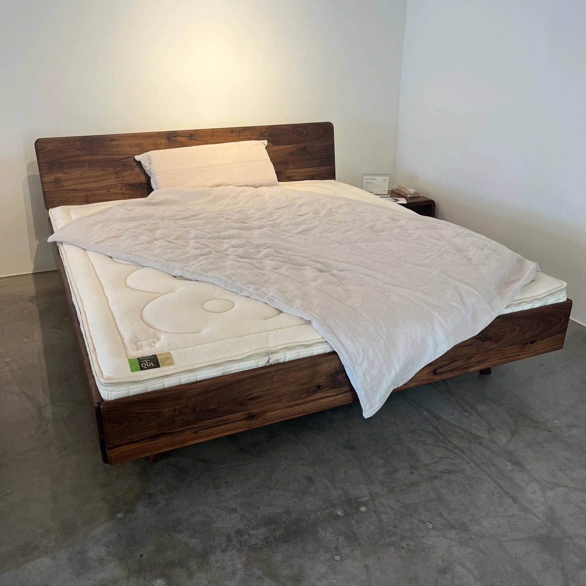 Holzmanufaktur Bett DONNA Massivholzbett Wildnuss, 180 x 200 cm (Ausstellungsstück)