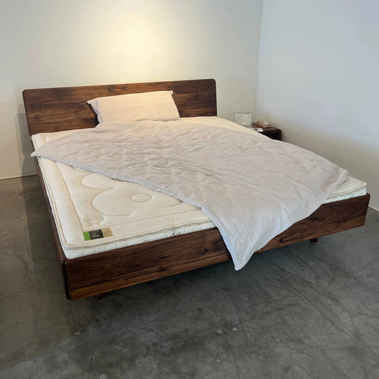 Holzmanufaktur Bett DONNA Massivholzbett Wildnuss, 180 x 200 cm (Ausstellungsstück)