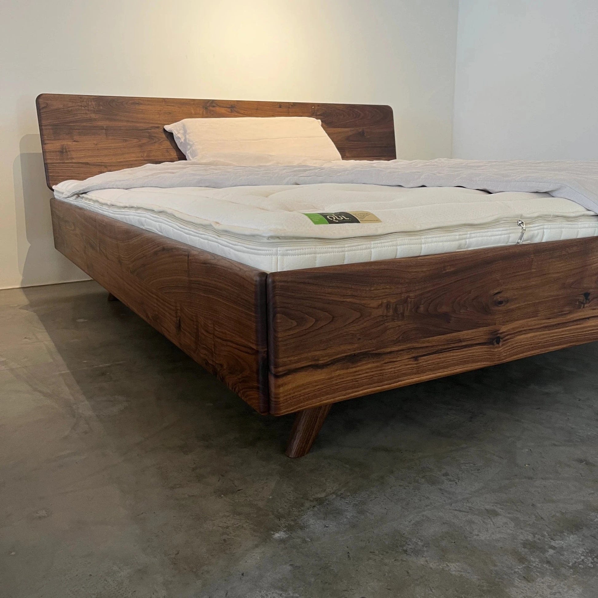 Holzmanufaktur Bett DONNA Massivholzbett Wildnuss, 180 x 200 cm (Ausstellungsstück)