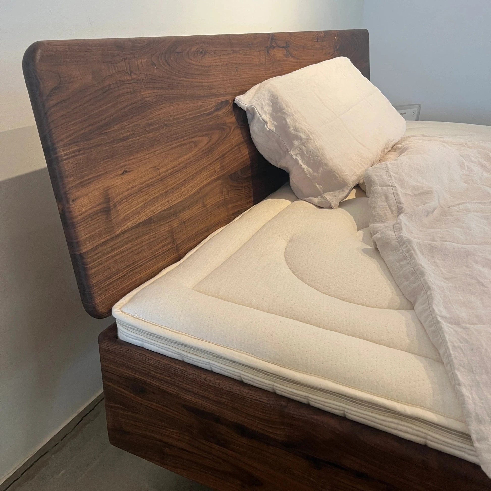 Holzmanufaktur Bett DONNA Massivholzbett Wildnuss, 180 x 200 cm (Ausstellungsstück)
