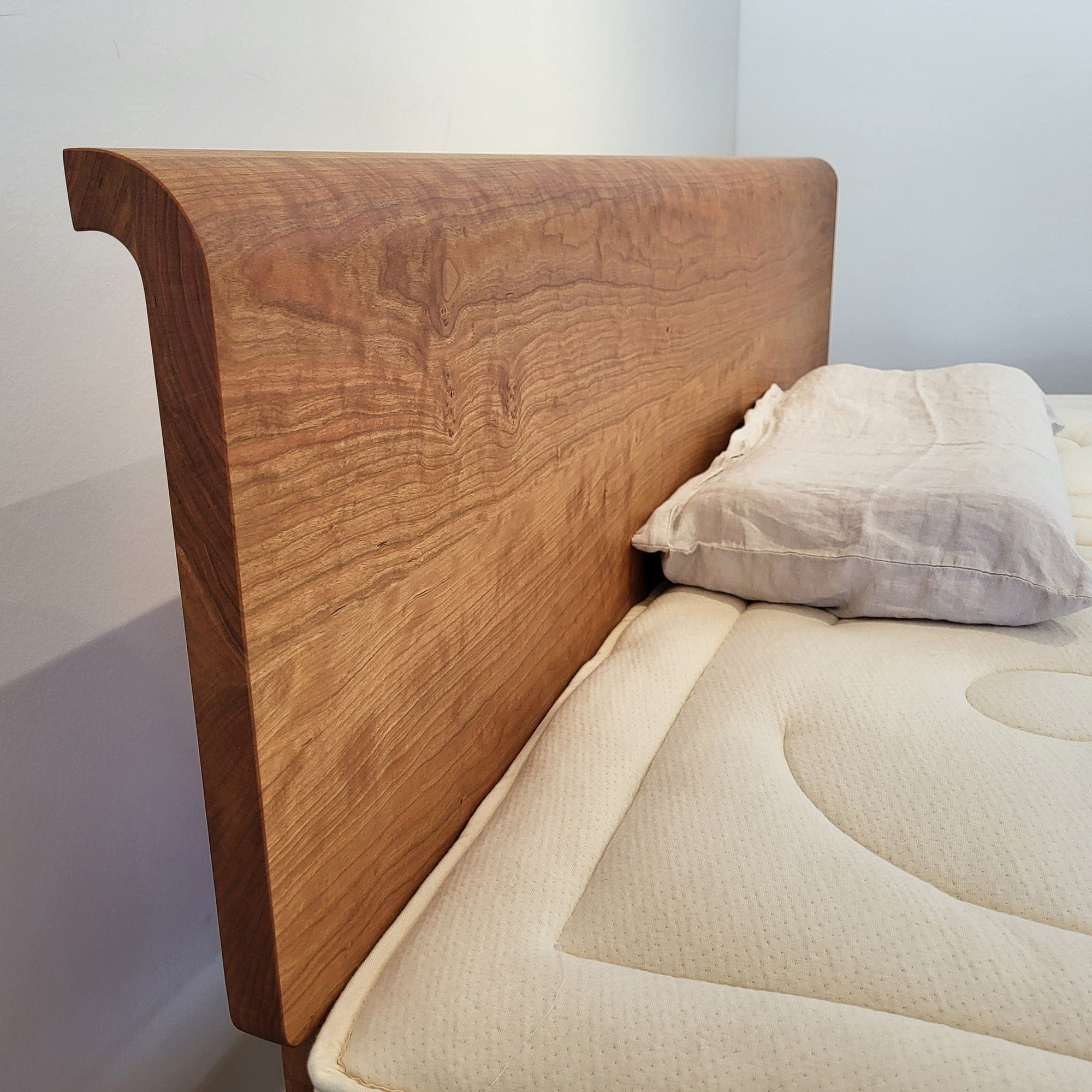 Holzmanufaktur LOOP Massivholzbett Kirschbaum 180x200 cm (Ausstellungsstück)