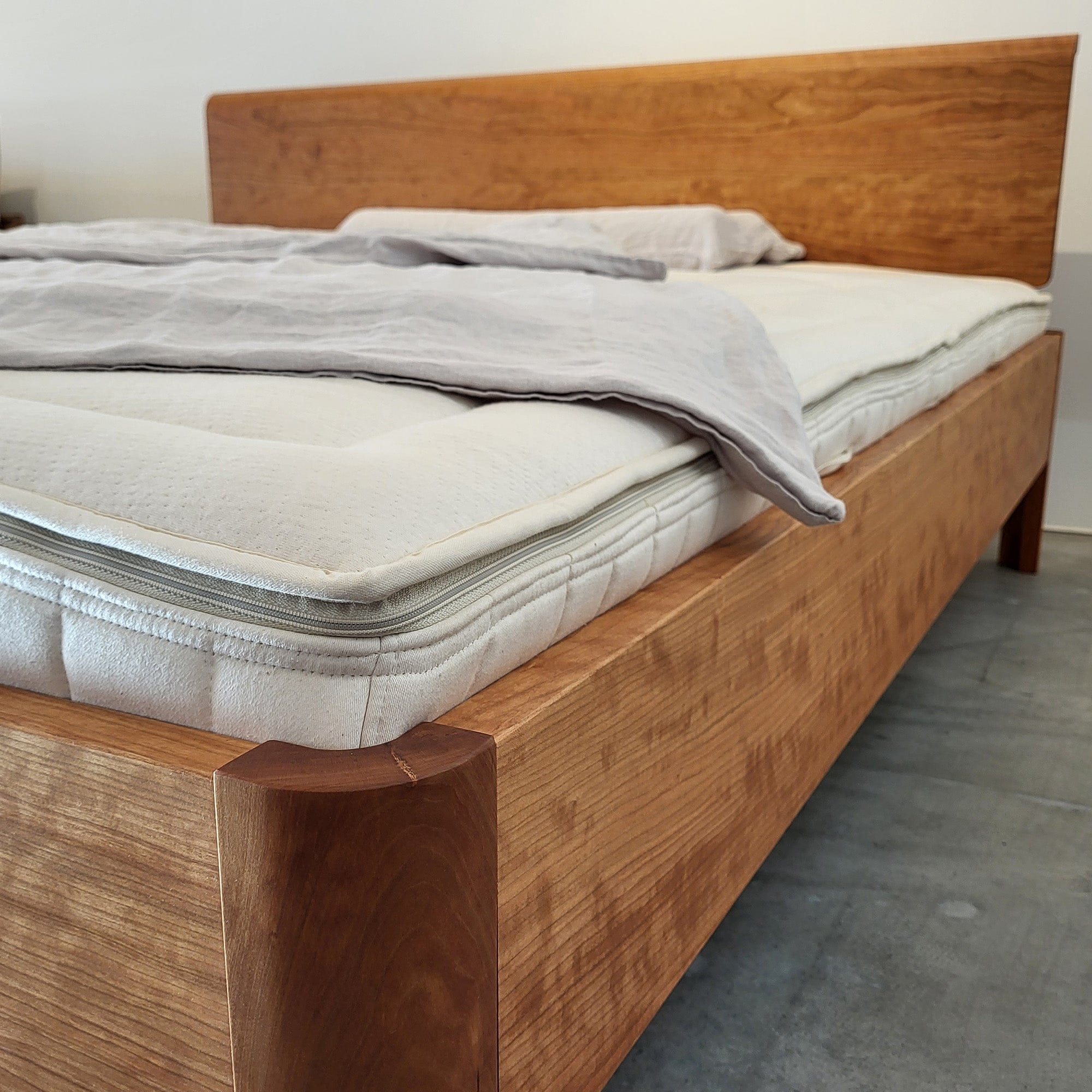 Holzmanufaktur LOOP Massivholzbett Kirschbaum 180x200 cm (Ausstellungsstück)