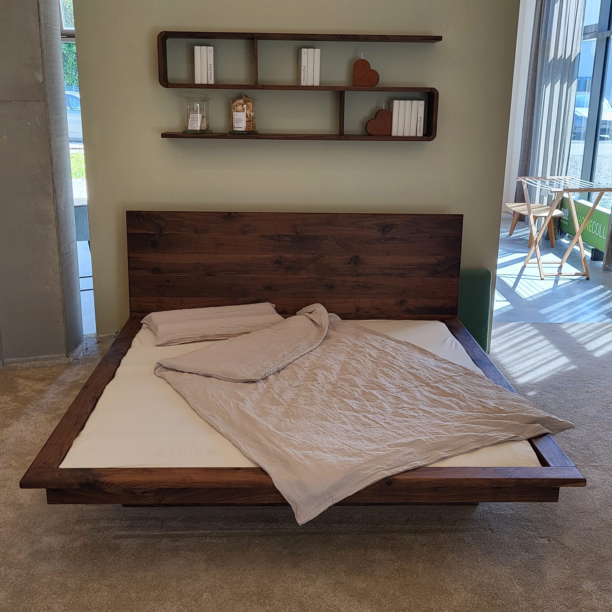 Holzmanufaktur MATIS Bett XL Wildnuss 180x200 cm Bett MATIS XL Wildnuss 180x200 cm