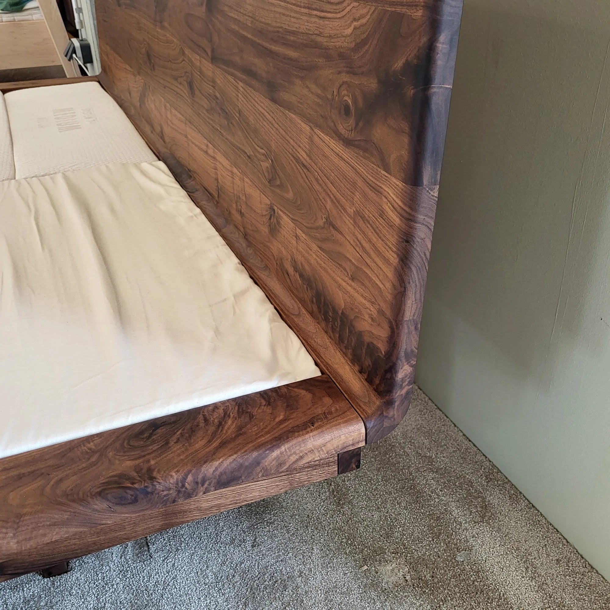 Holzmanufaktur MATIS Bett XL Wildnuss 180x200 cm Bett MATIS XL Wildnuss 180x200 cm