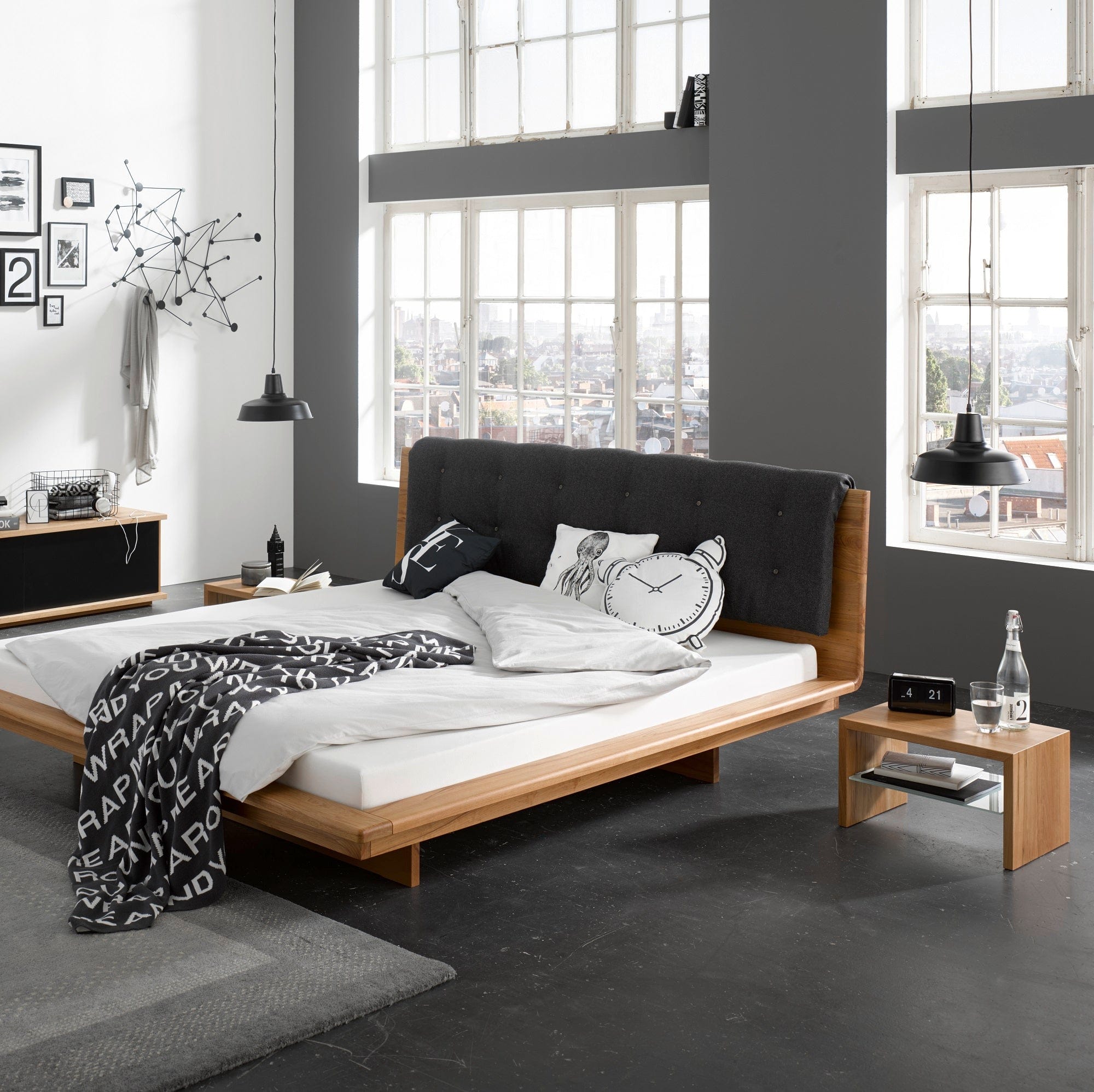 Bett MATIS: Schwebendes Bett 200x200 cm aus Buche Massivholz in modernem Futon Design
