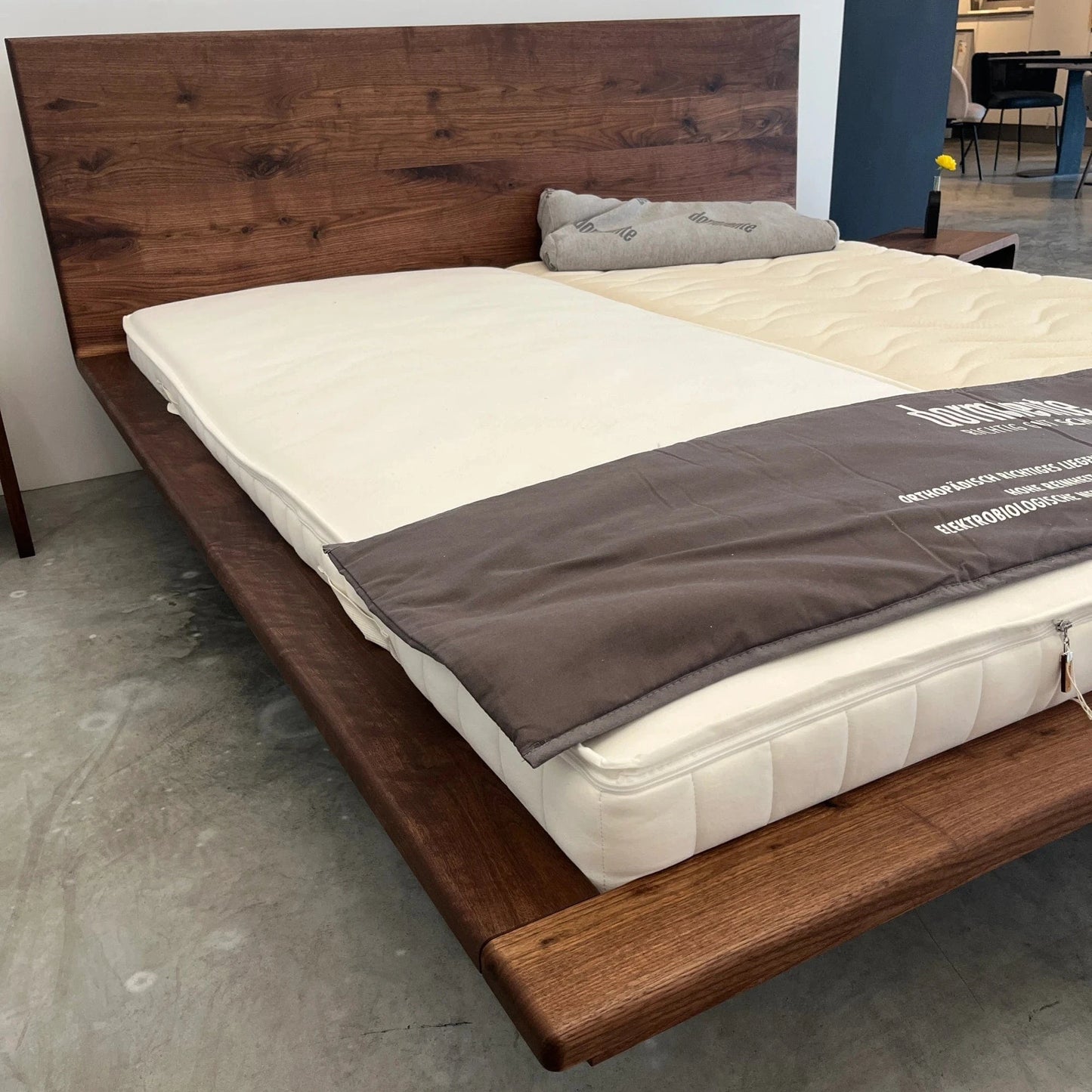 Holzmanufaktur Bett MATIS XL aus Wildnuss 180 x 200 cm (Ausstellungsstück)