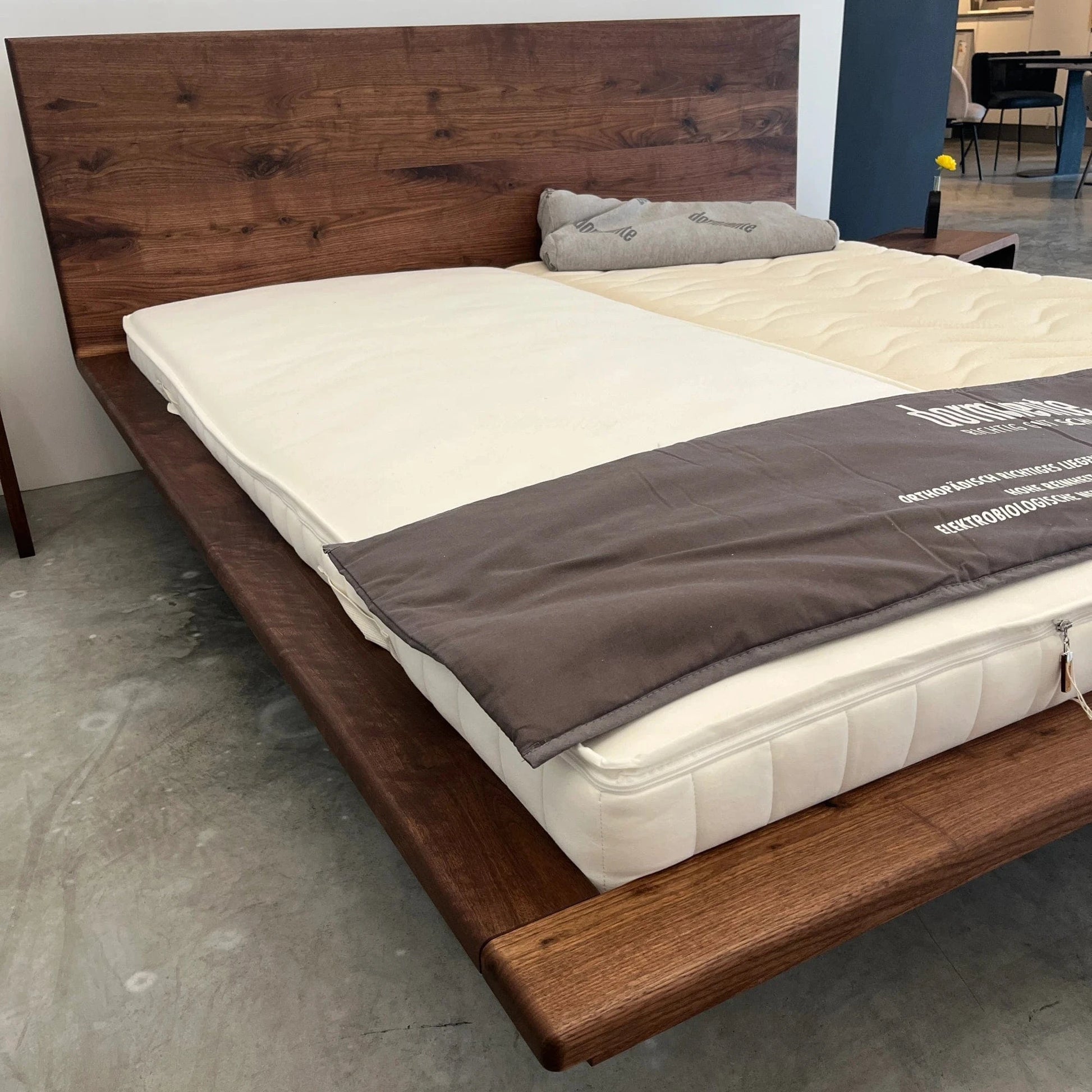 Holzmanufaktur Bett MATIS XL aus Wildnuss 180 x 200 cm (Ausstellungsstück)