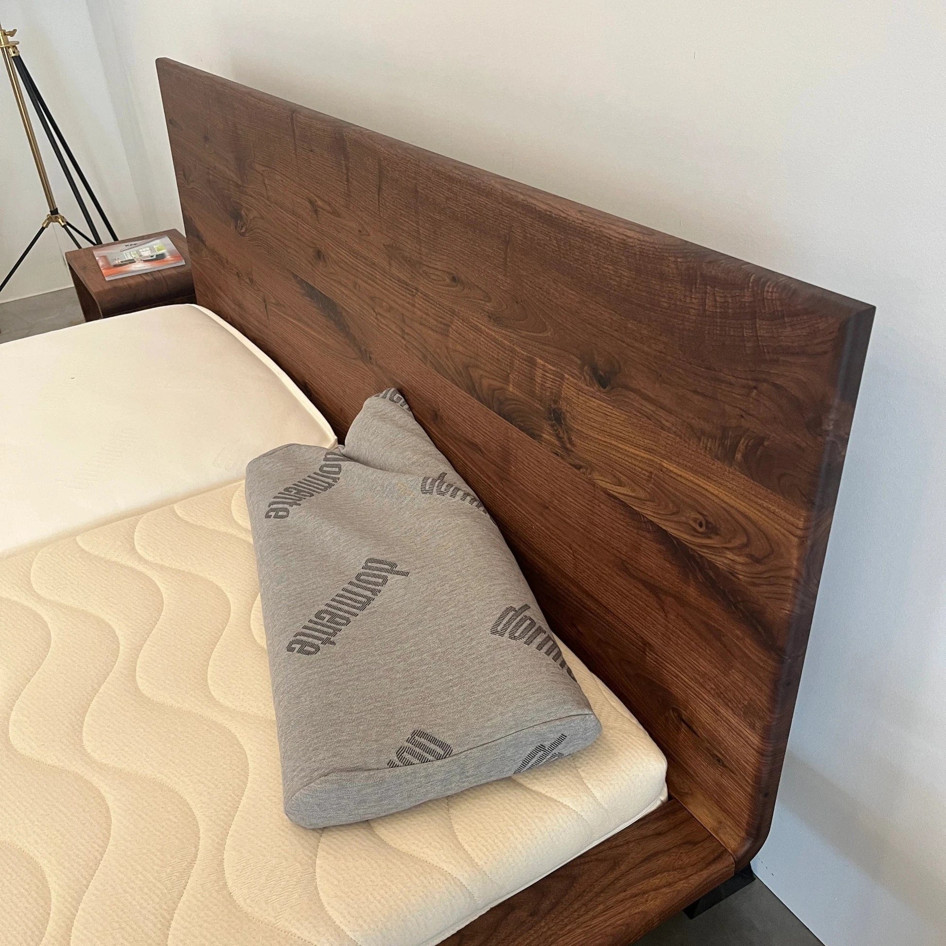 Holzmanufaktur Bett MATIS XL aus Wildnuss 180 x 200 cm (Ausstellungsstück)