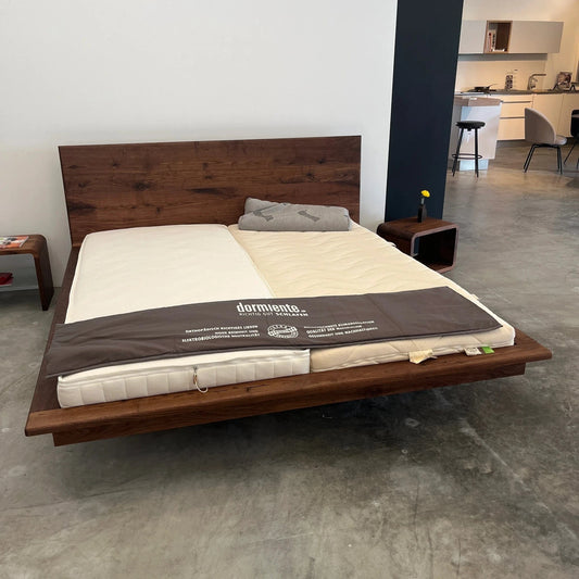 Holzmanufaktur Bett MATIS XL aus Wildnuss 180 x 200 cm (Ausstellungsstück)