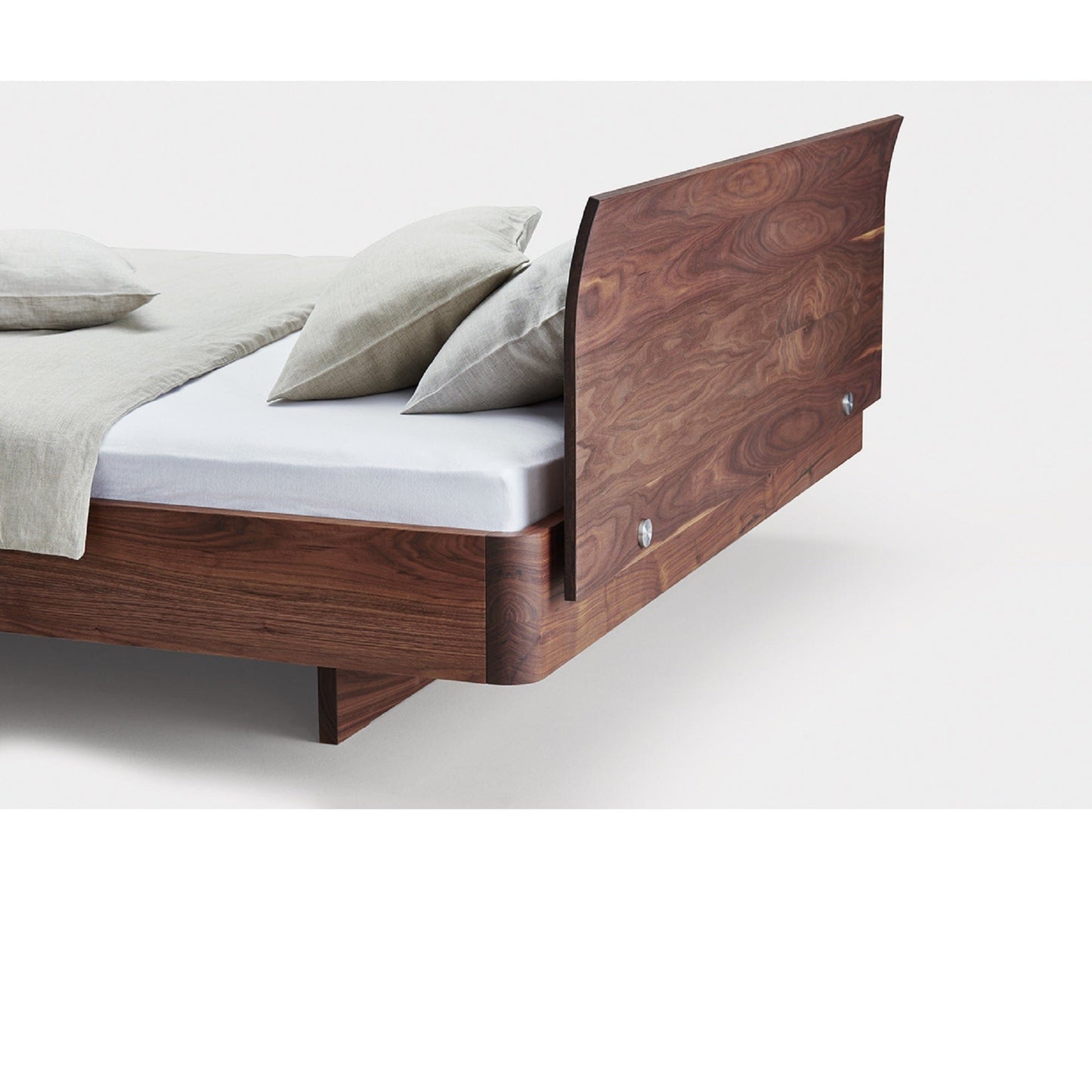 Holzmanufaktur Outlet Bett COM:CI mit Holzkufen und Rückenlehne, Nussbaum 140x200 cm