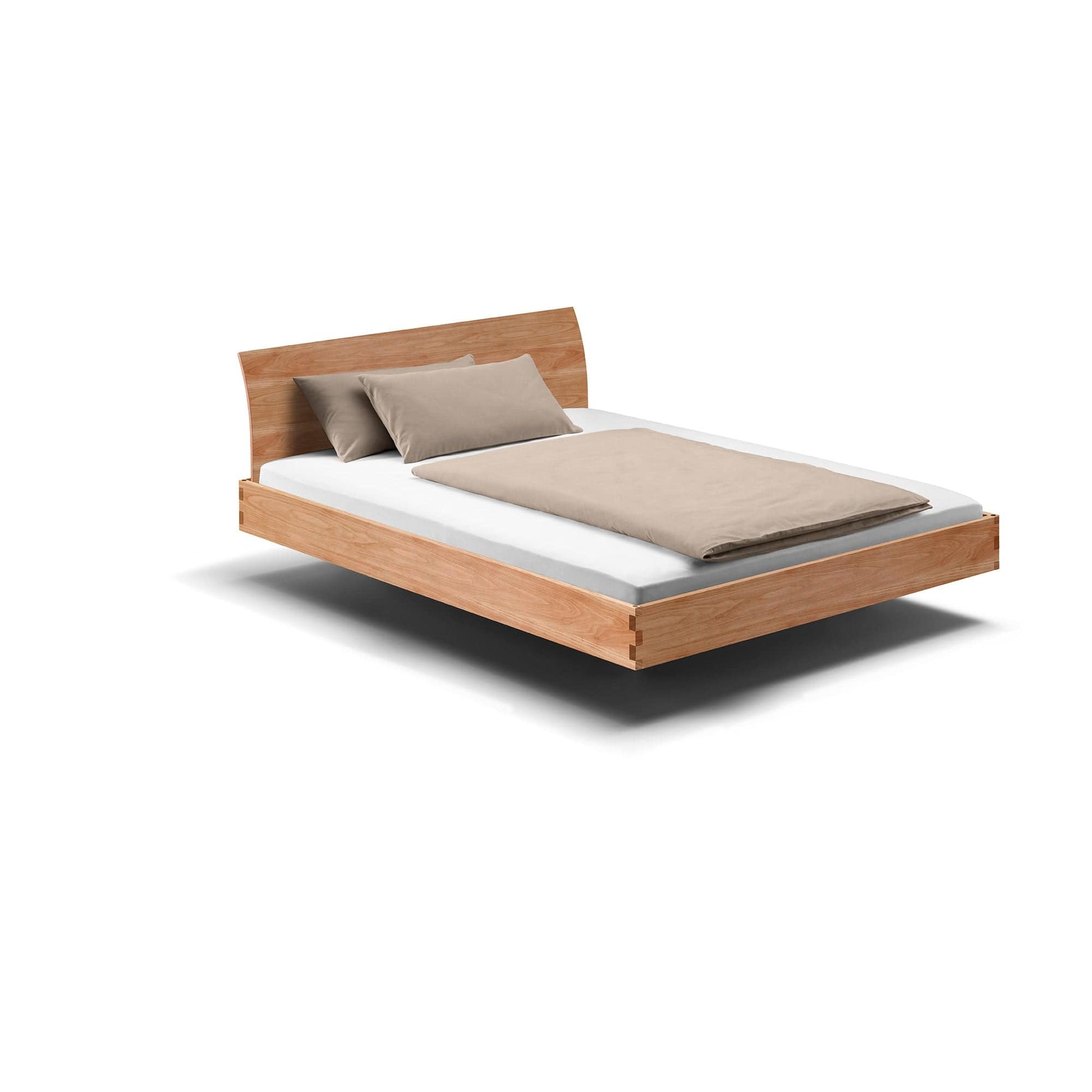 Holzmanufaktur Massivholzbett, ein hochwertiges schwebend leichtes Bett mit gebogener Rückenlehne.