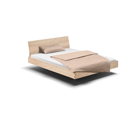 Holzmanufaktur Massivholzbett, ein hochwertiges schwebend leichtes Bett aus Eiche mit gewinkelter Rückenlehne.