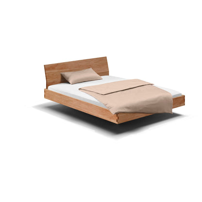 Holzmanufaktur Massivholzbett, ein hochwertiges schwebend leichtes Bett aus Eiche mit gewinkelter Rückenlehne.