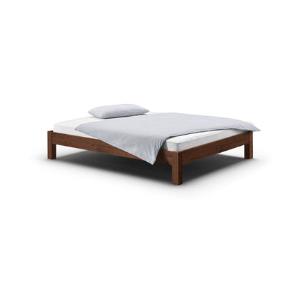 Holzmanufaktur Bett RION aus Nussbaumholz, hier ohne Einsteck-Rückenlehne.