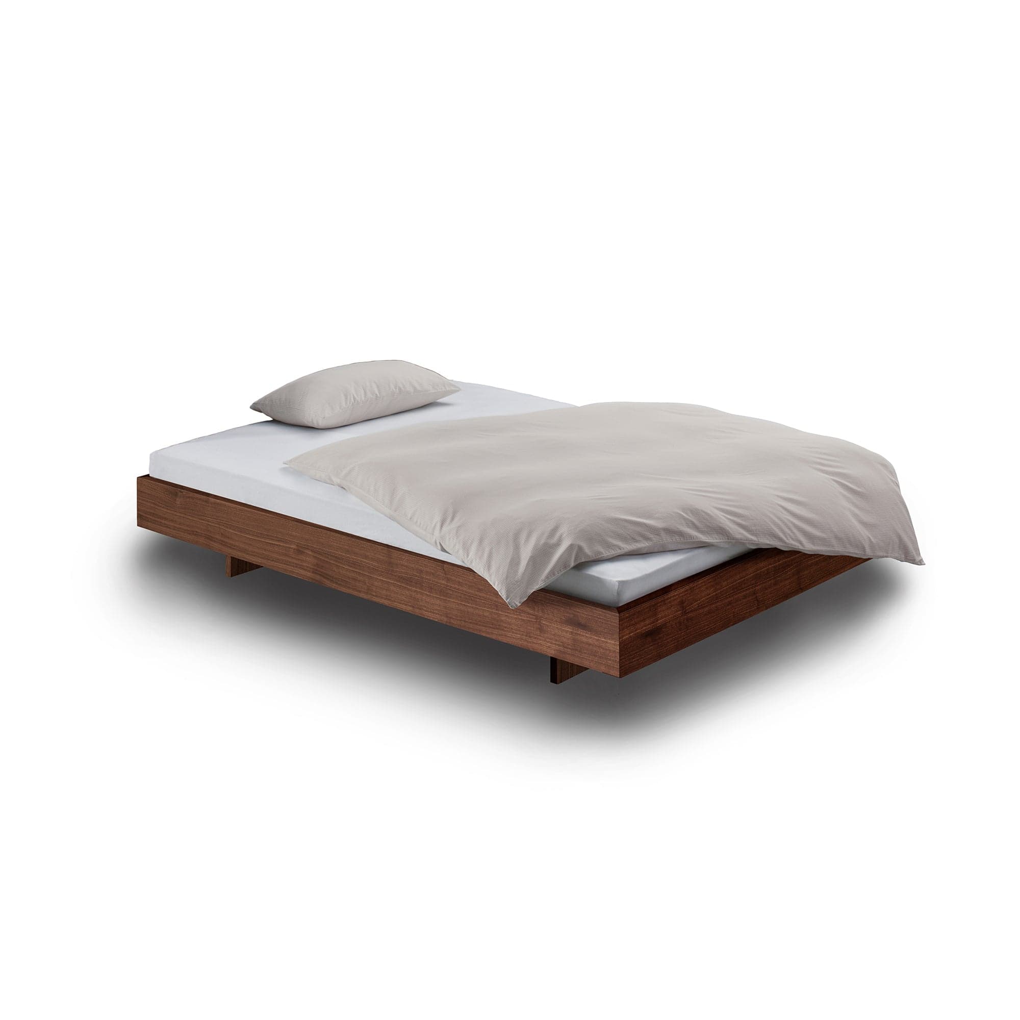 STEP-G Pure Massivholzbett auf Holzkufen ohne Rückenlehne aus Nussbaum