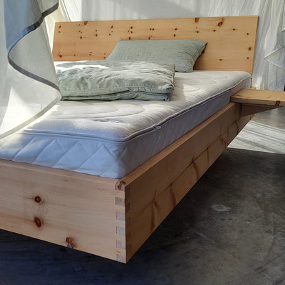 Holzmanufaktur Bett STEP-X XL Massivholzbett mit Holzkufen Zirbelkiefer roh