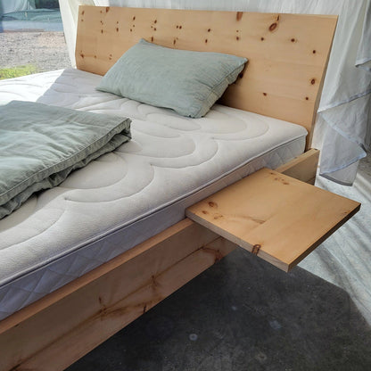 Holzmanufaktur Bett STEP-X XL Massivholzbett mit Holzkufen Zirbelkiefer roh