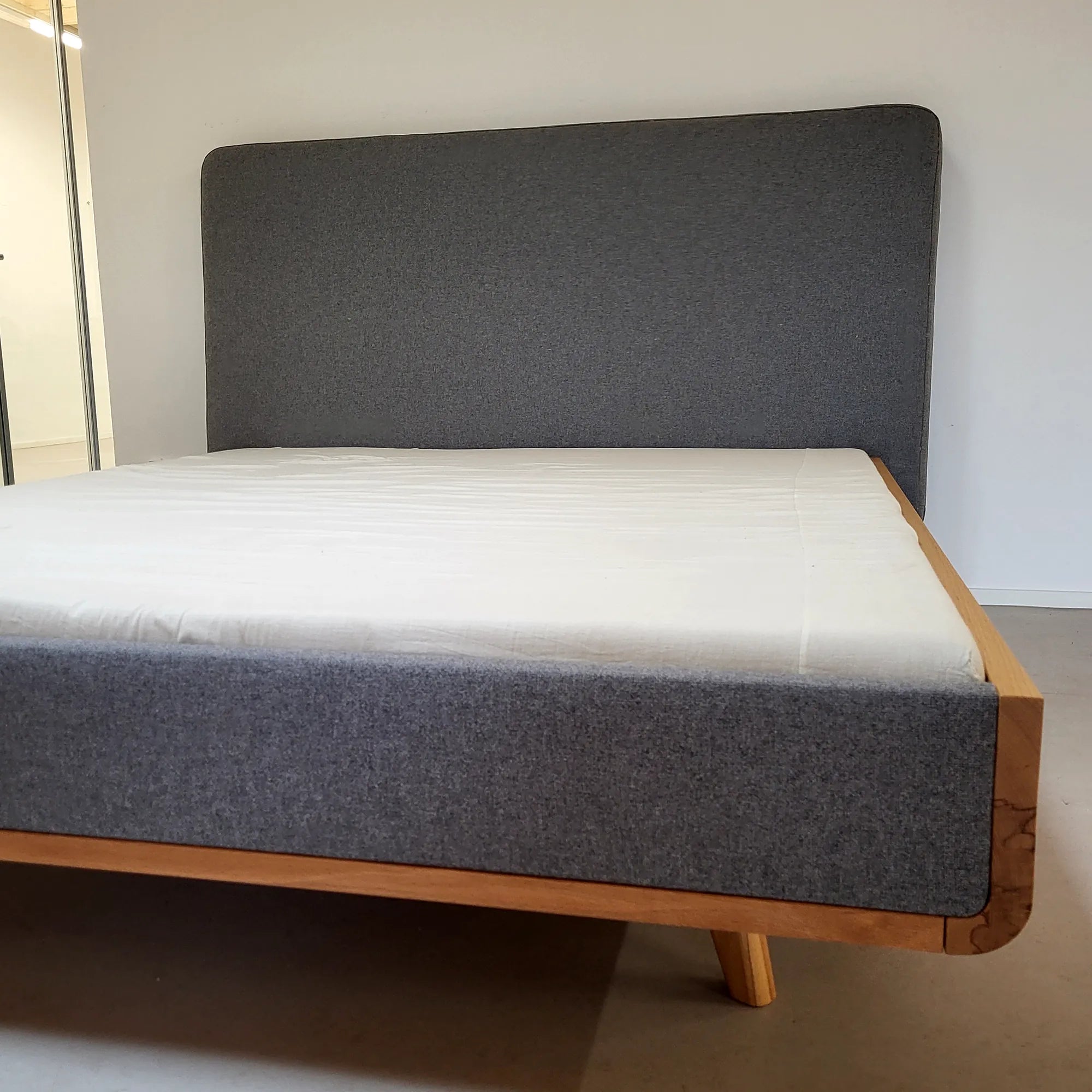 Holzmanufaktur TALOS Bett mit Polsterlehne grau Kernbuche 160 x 200 cm TALOS Bett mit Polsterlehne grau Kernbuche 160 x 200 cm