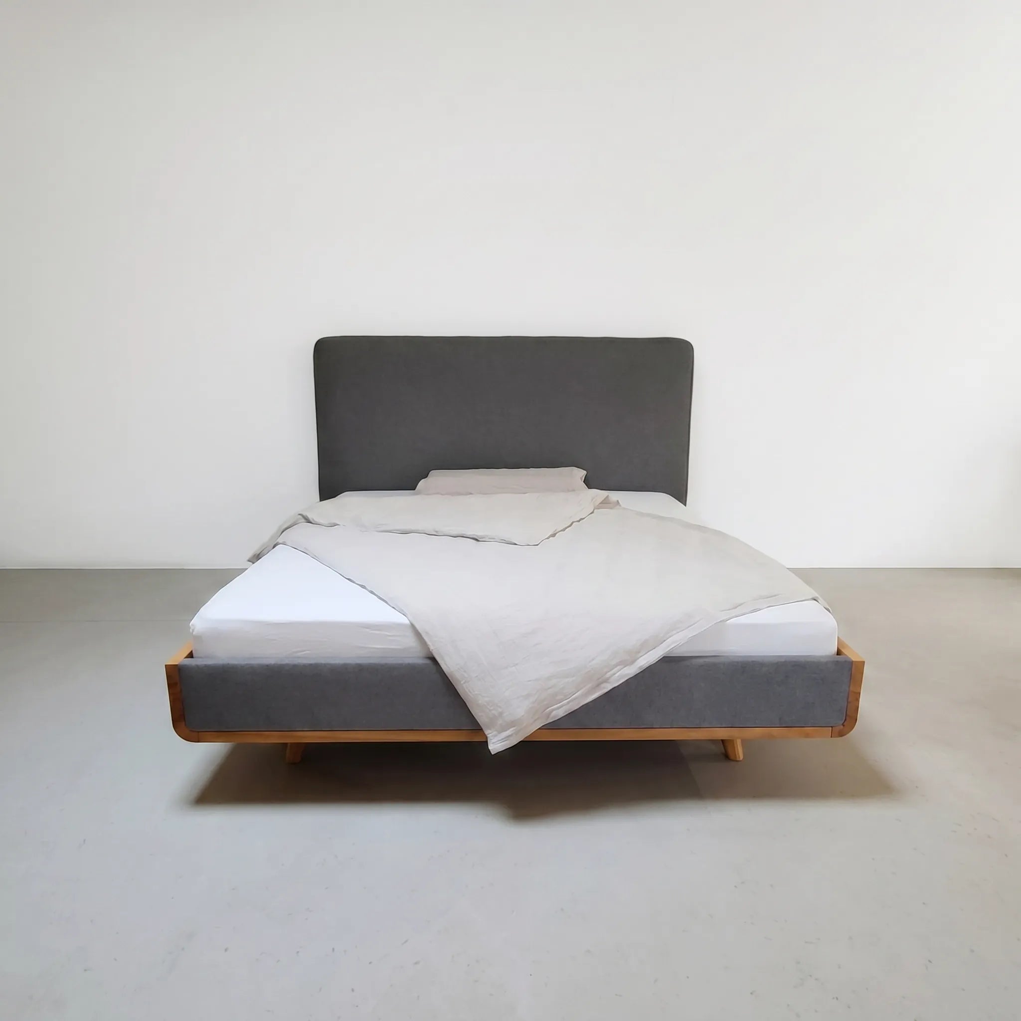 Holzmanufaktur TALOS Bett mit Polsterlehne grau Kernbuche 160 x 200 cm (Ausstellungsstück) TALOS Bett mit Polsterlehne grau Kernbuche 160 x 200 cm